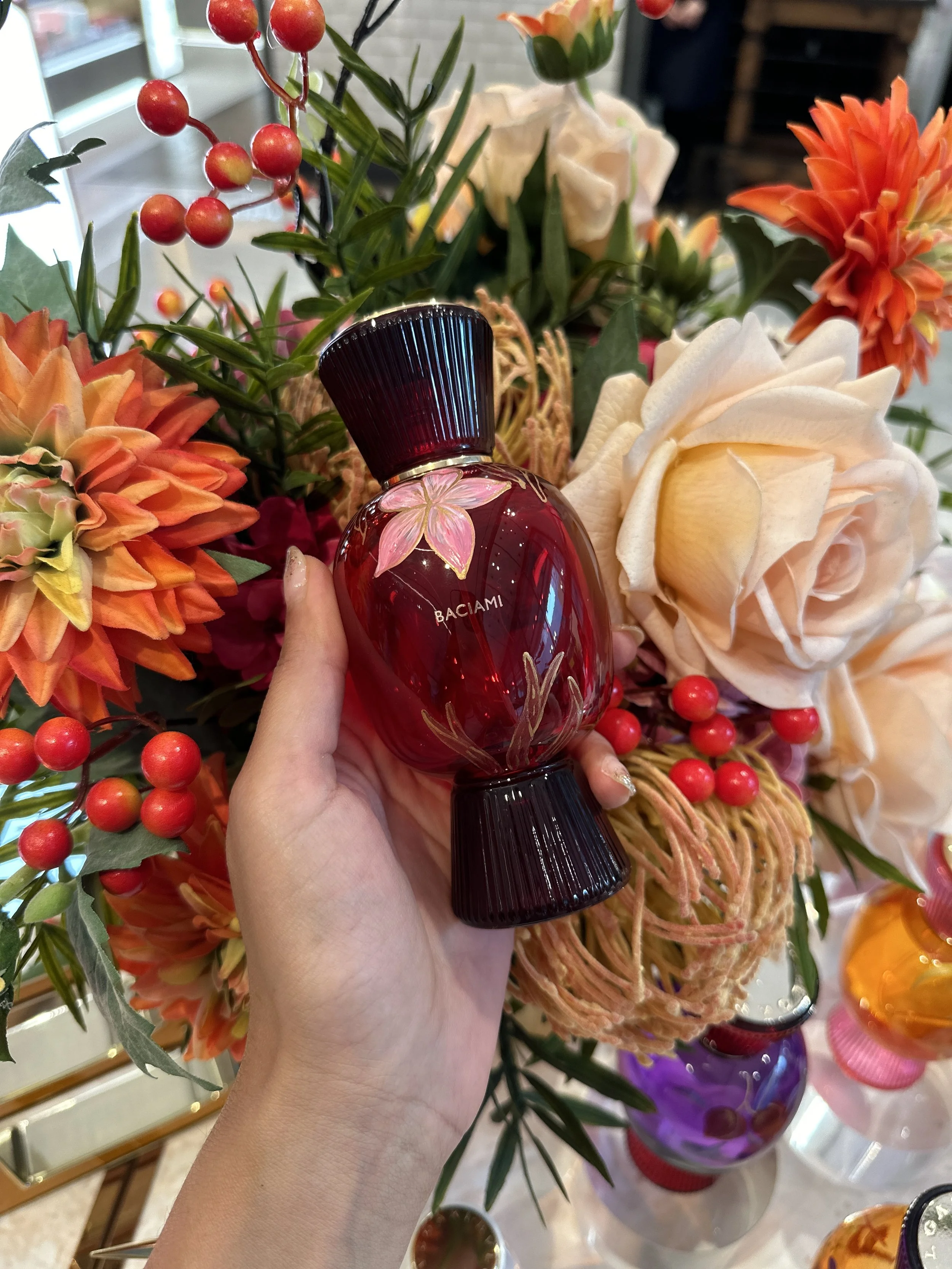 On-site Painting on Fragrance Bottles by Hong Kong Calligrapher and Artist
