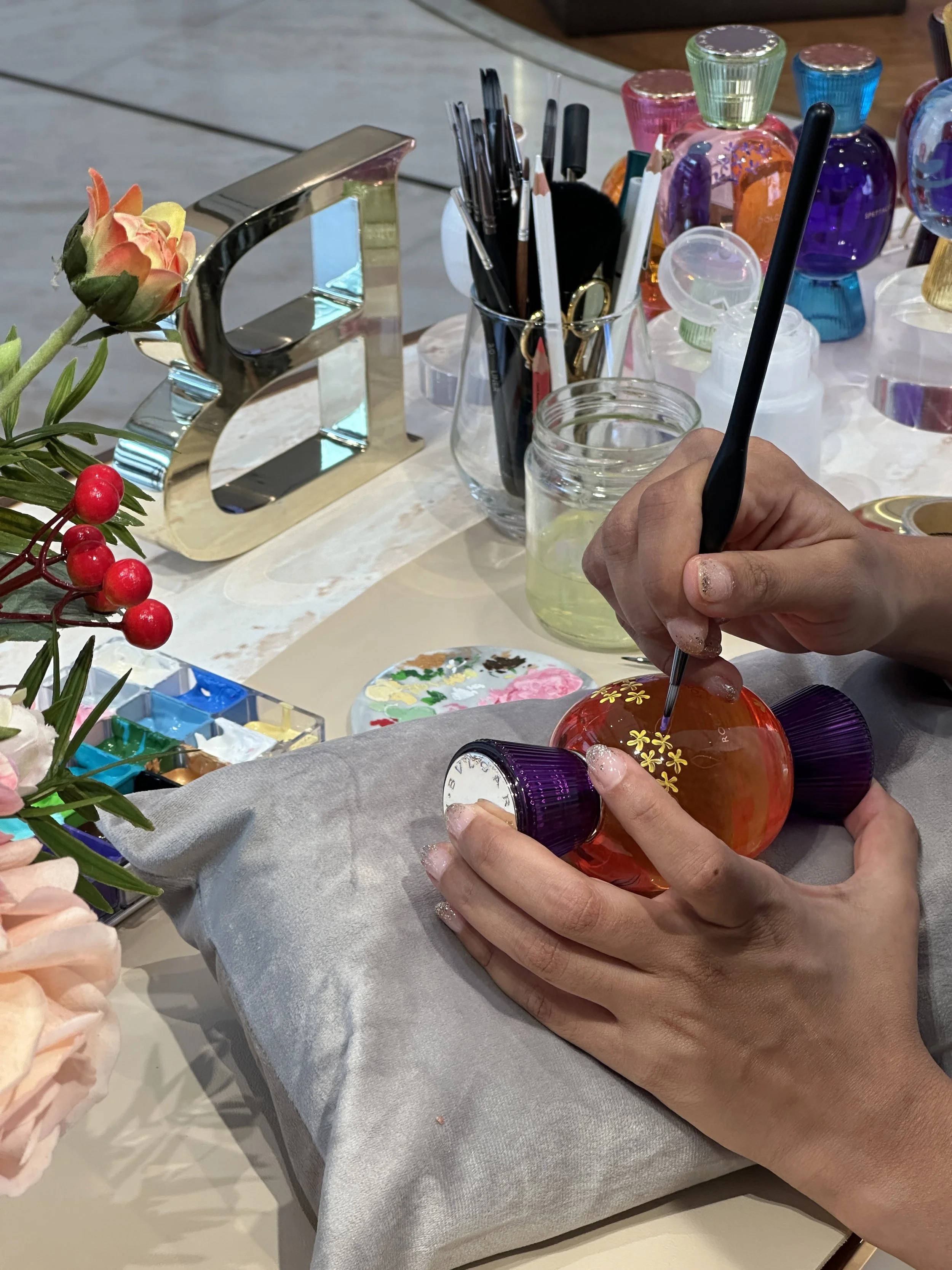 On-site Painting on Fragrance Bottles by Hong Kong Calligrapher and Artist
