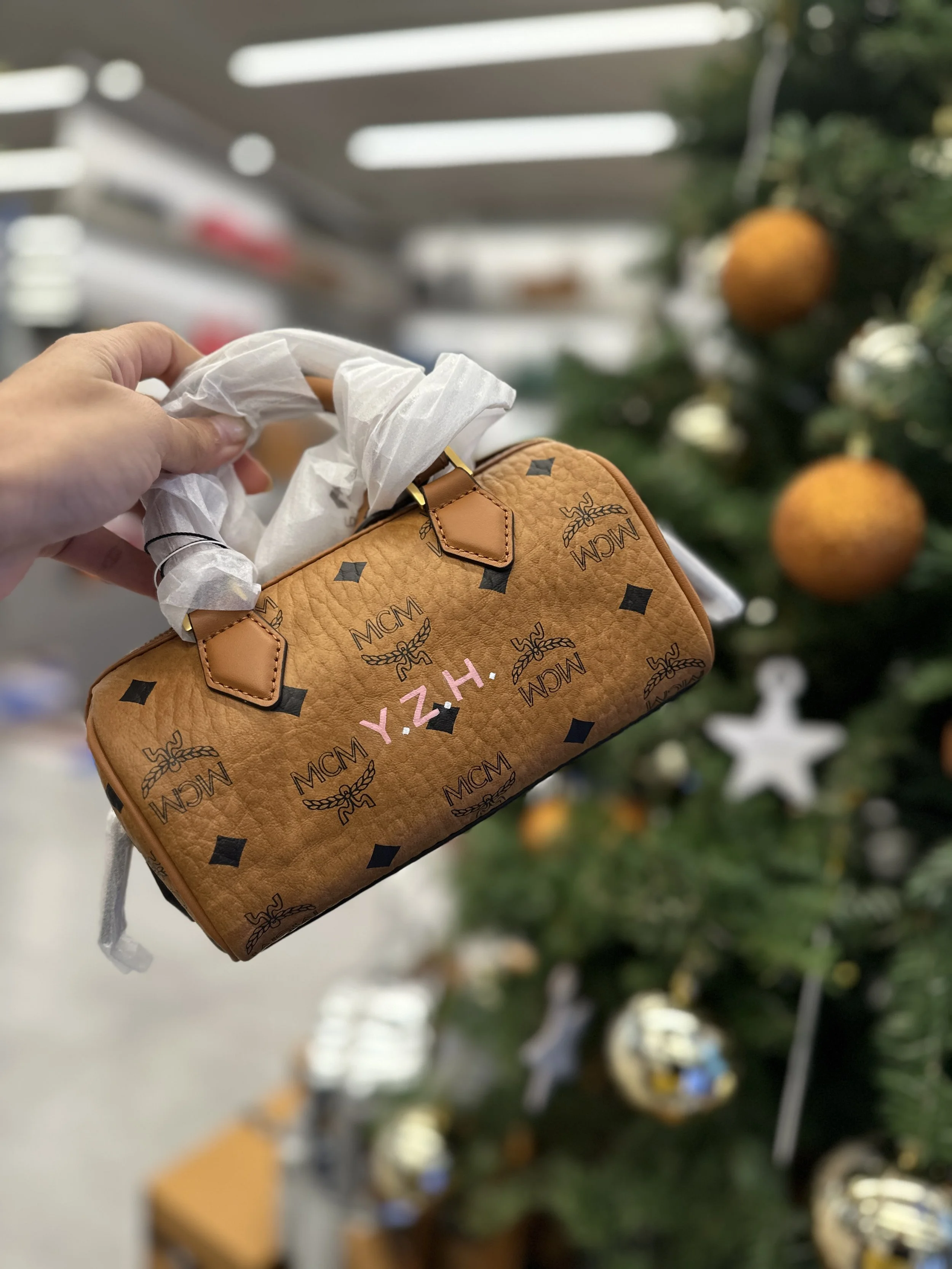 On-site Leather Painting on Bags and Accessories for MCM by Hong Kong Calligrapher and Artist