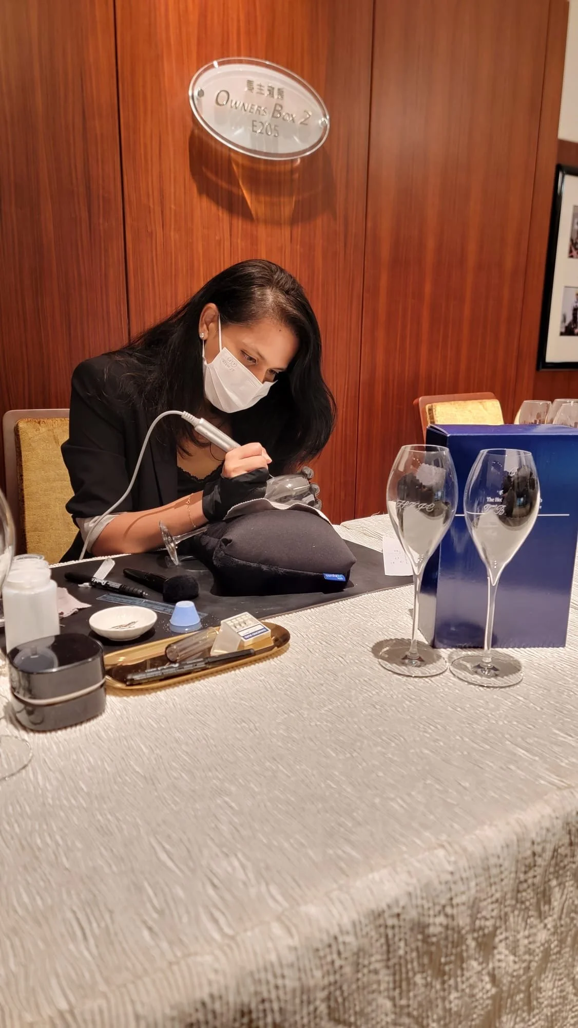 Onsite champagne glass calligraphy engraving hong kong