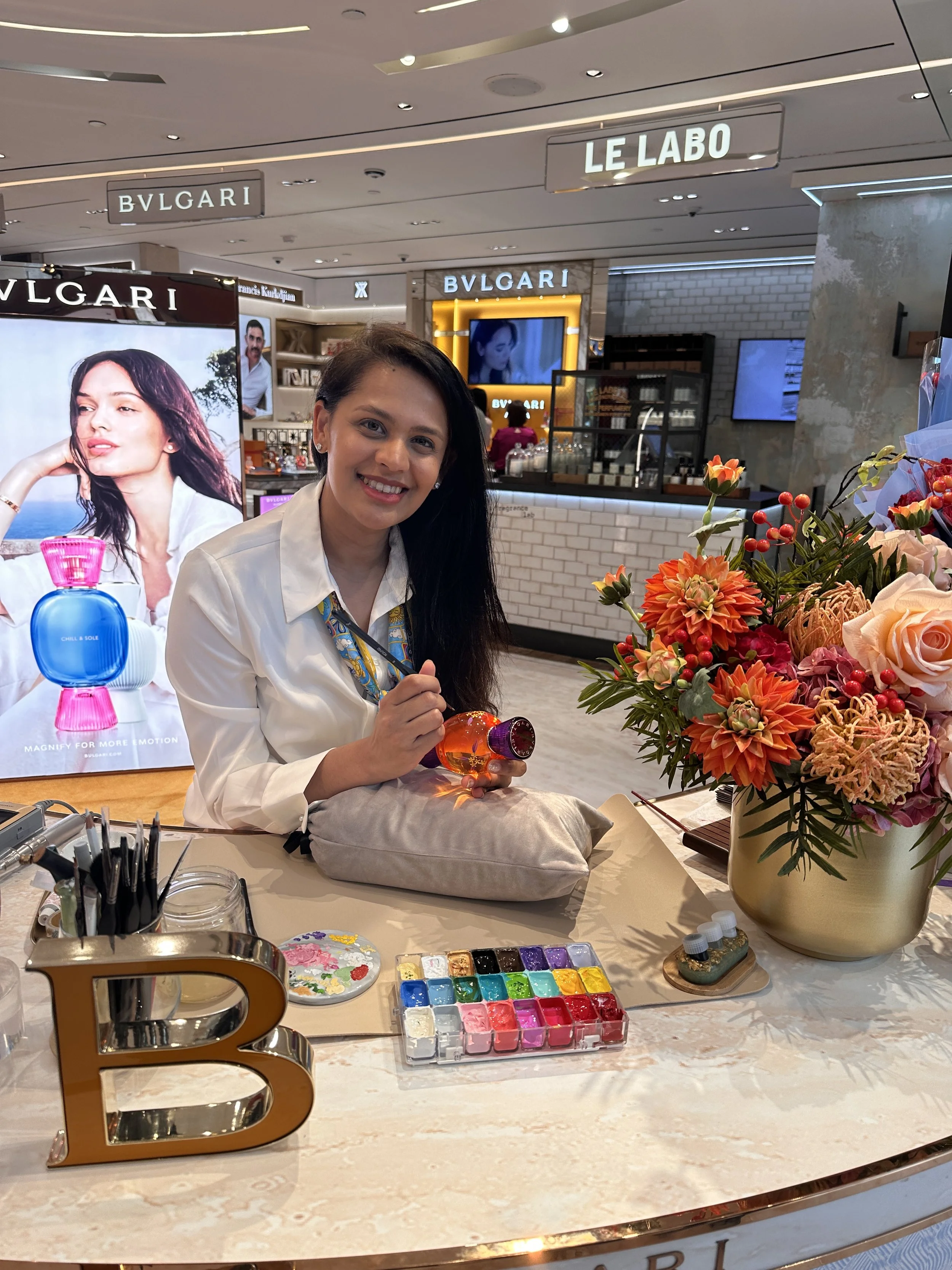 On-site Painting on Fragrance Bottles by Hong Kong Calligrapher and Artist