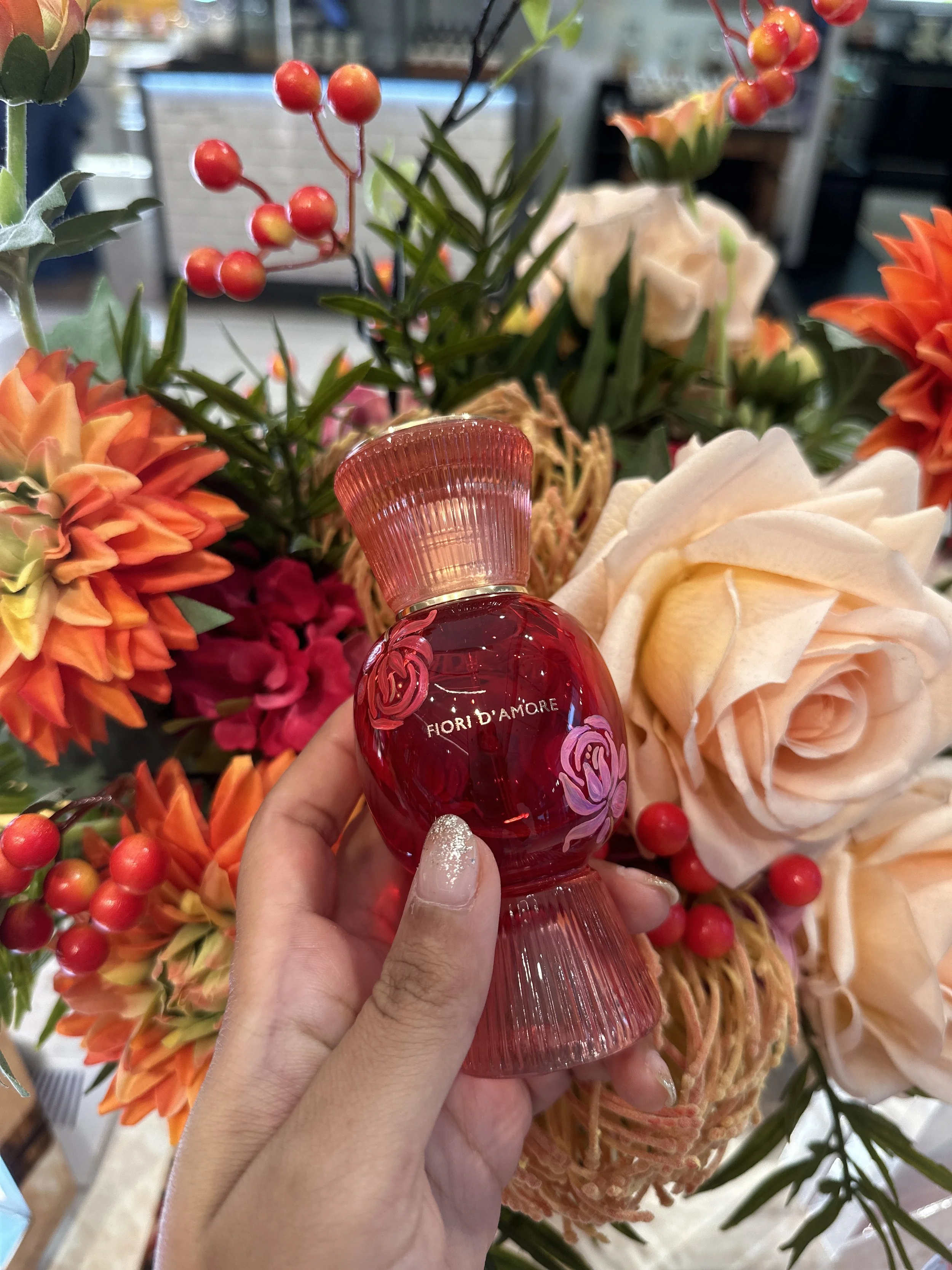 On-site Painting on Fragrance Bottles by Hong Kong Calligrapher and Artist