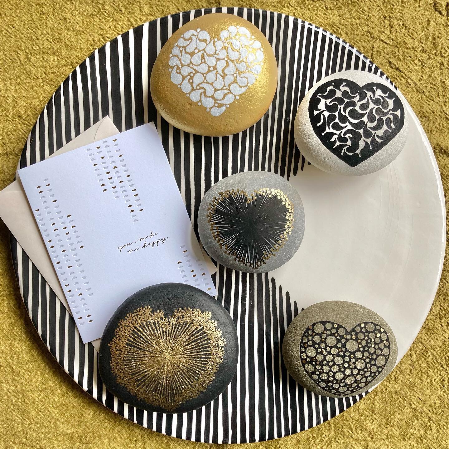 🤍💛🖤 
Un coup de c&oelig;ur ... n&rsquo;hésitez pas à me contacter 😉
.
.
.
#coeur #heart #ditesleavecuncoeur #saintvalentinesday #cadeauoriginal #originalgift #creation @lescaillouxdenath #vaiselle #tableware @casacubista #carte @ramonaandruth #