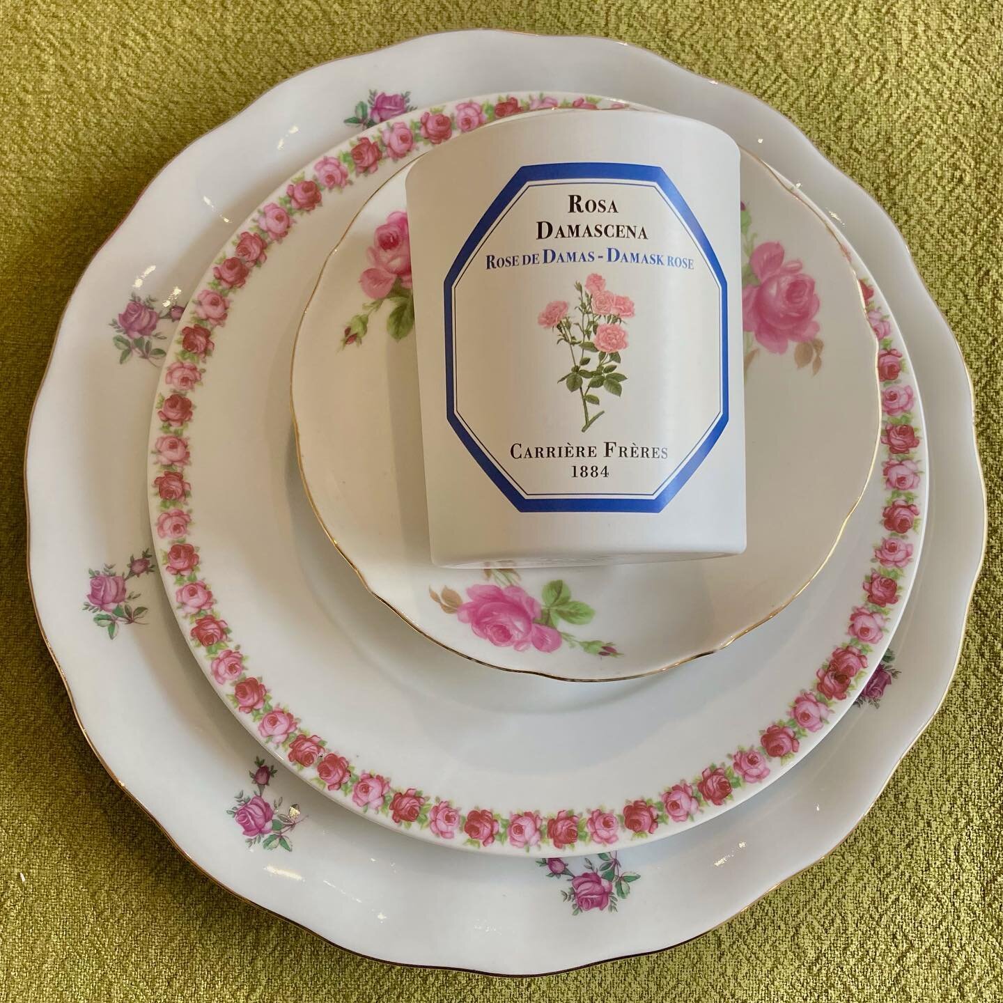 Rose passion 🌸💕🌺
.
.
.
#fleuraddict #bougieaddict @carriere_freres #floweraddict #candleaddict #vaissellefleurie #flowerplate #mixandmatch #laporte_carouge #decorationshop #rueanciennecarouge #carougegen&egrave;ve #commeunairdeprintemps ✨