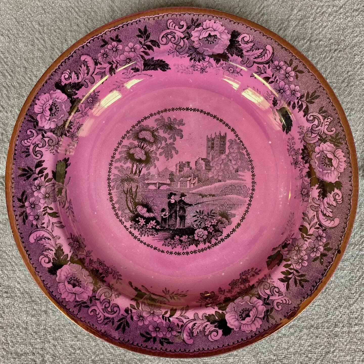 Charme anglais du 19&egrave;me 💕🖤 tr&egrave;s bon week-end au chaud ❄️
.
.
.
#assietteanglaise #assietteancienne #englishplates #antiqueplate #19centuryantiques #pinklustreware #faience #laporte_carouge #decoration #pourlamaison #lavieenrose #happy