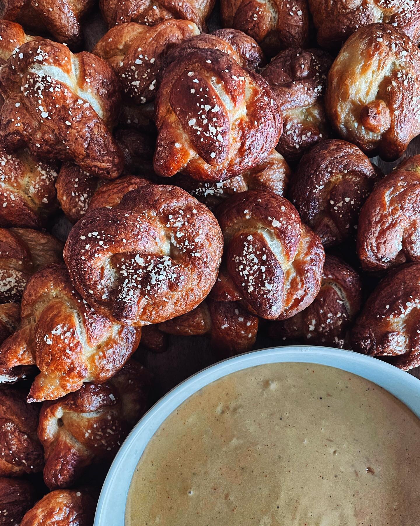 GO TEAM! And by team, I mean these soft pretzels and beer cheese and my mouth. Best team everrrrrr 💕💕💕