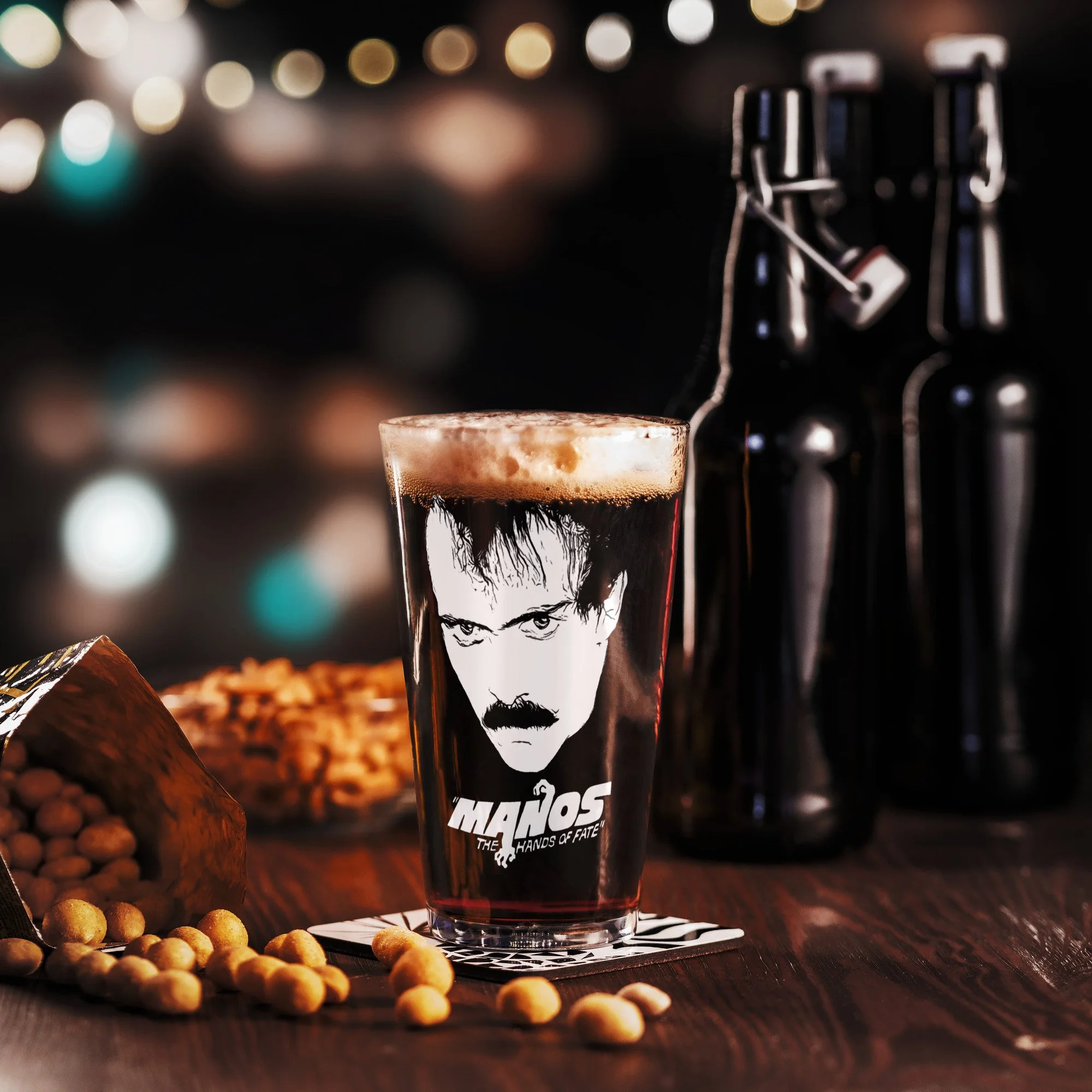shaker-pint-glass-lifestyle-10-left-479654456.jpg