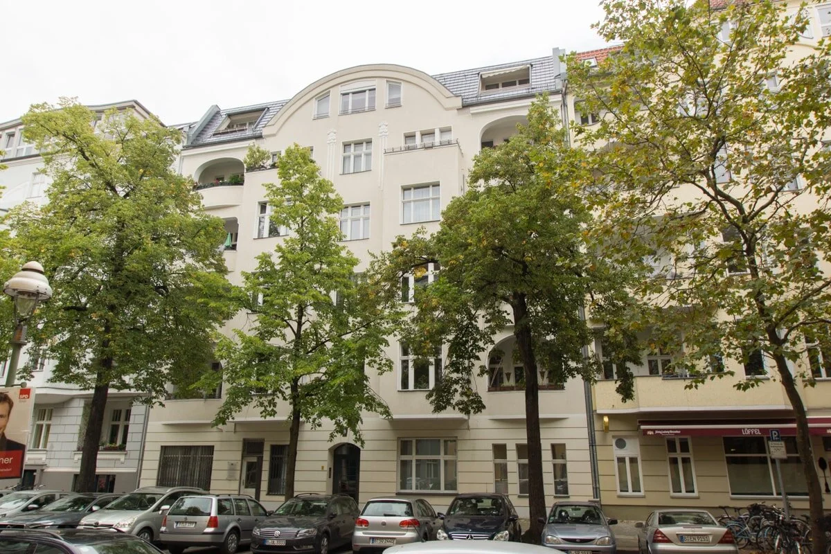  Berlin Wilmersdorf  - 14 Wohnungen und 1 Gewerbe. 2 Wohnungen im Dach wurden neu ausgebaut und auch verkauft.