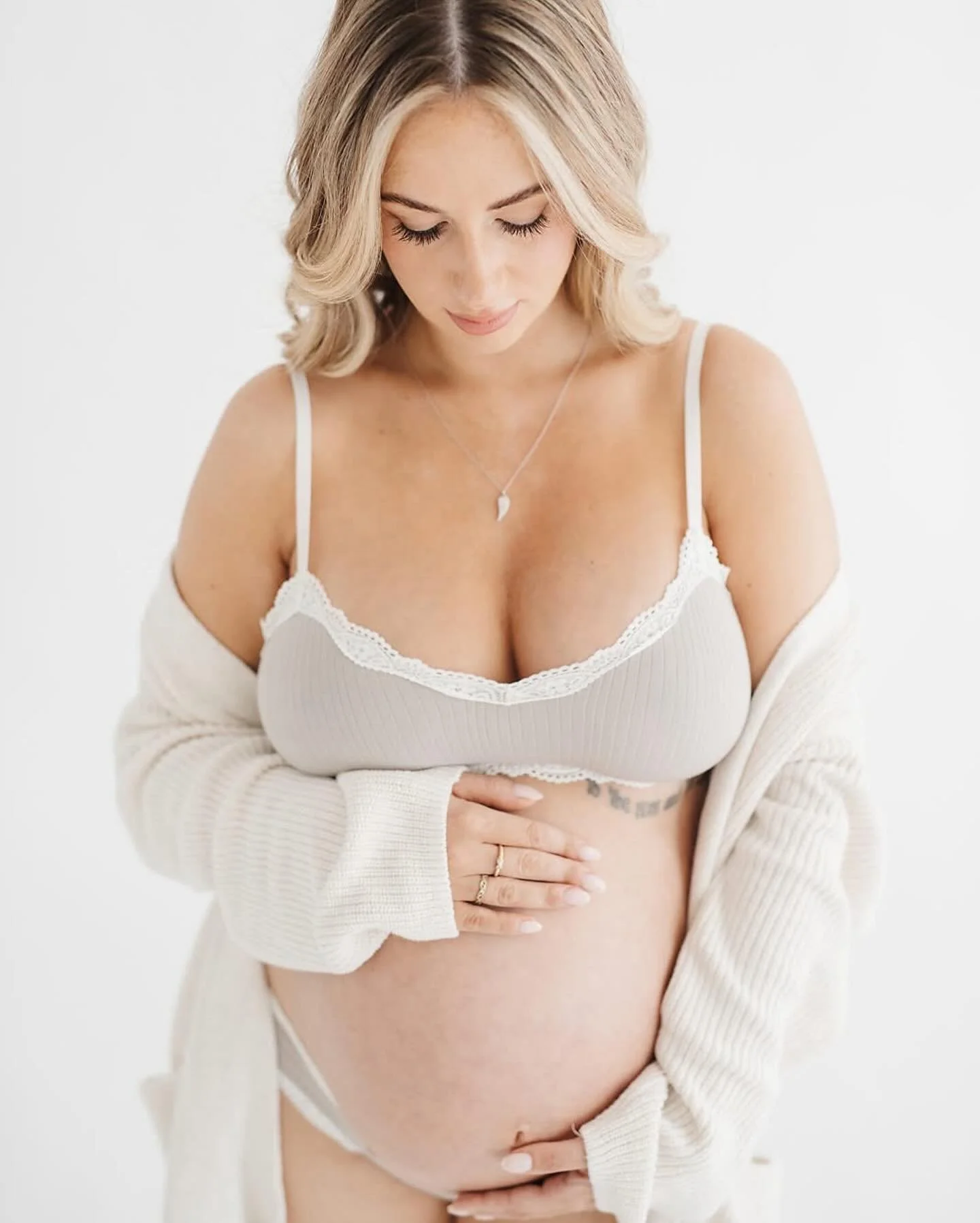 If there&rsquo;s one thing I love it&rsquo;s a studio maternity shoot 🤍 Now booking October-April 

#newborn #newbornphotography #newbornphotoshoot #newbornphotographer #rhodeisland #rhodeislandphotographer #rhodeislandphotography #riphotographer #b