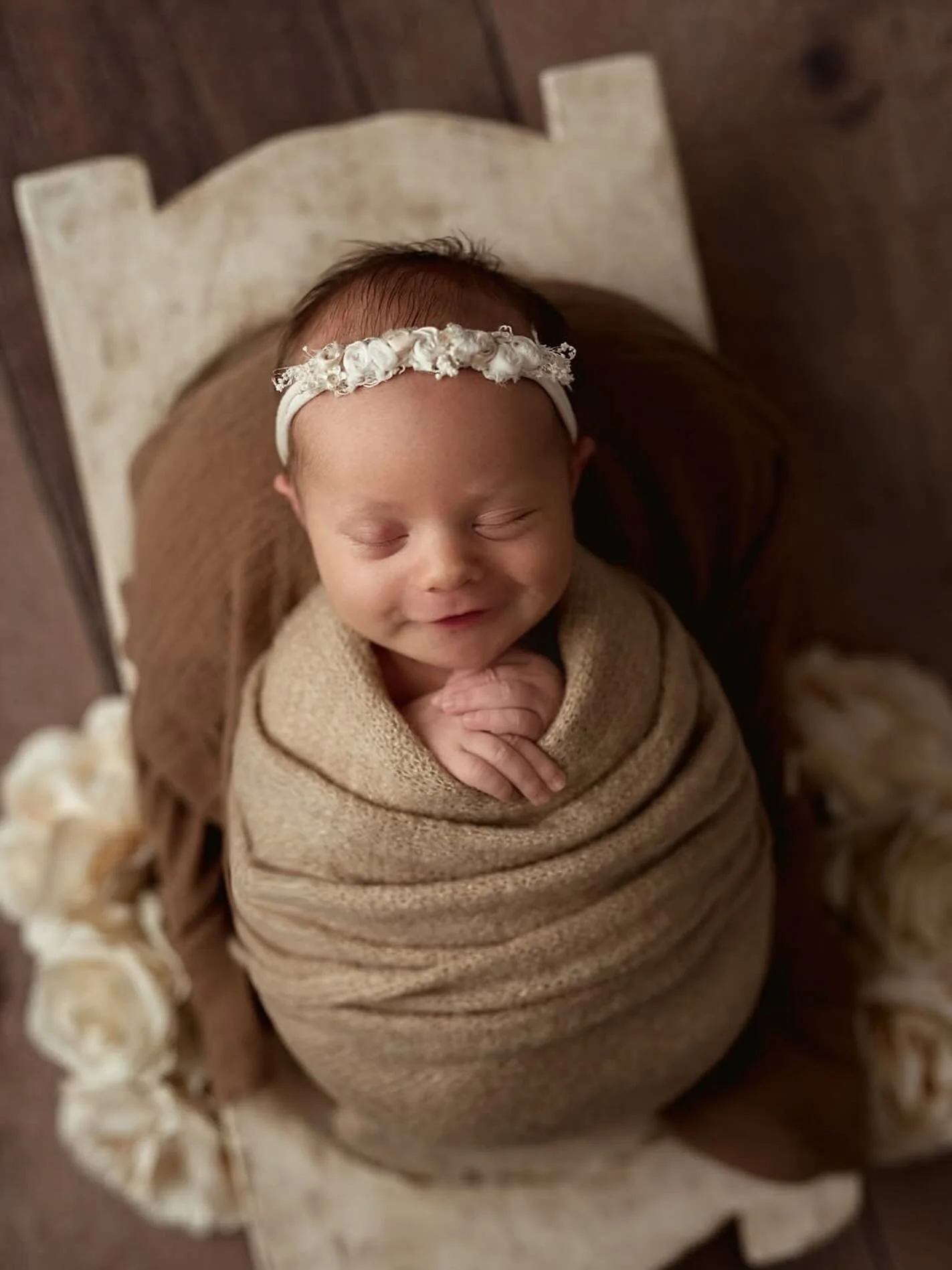 I feel like everyone seems to be leaning towards the lifestyle newborn shoots lately but there&rsquo;s just something about posed newborn shoots that I&rsquo;ll always love 😍🤍 Now booking November-May 

#newborn #newbornphotography #newbornphotosho