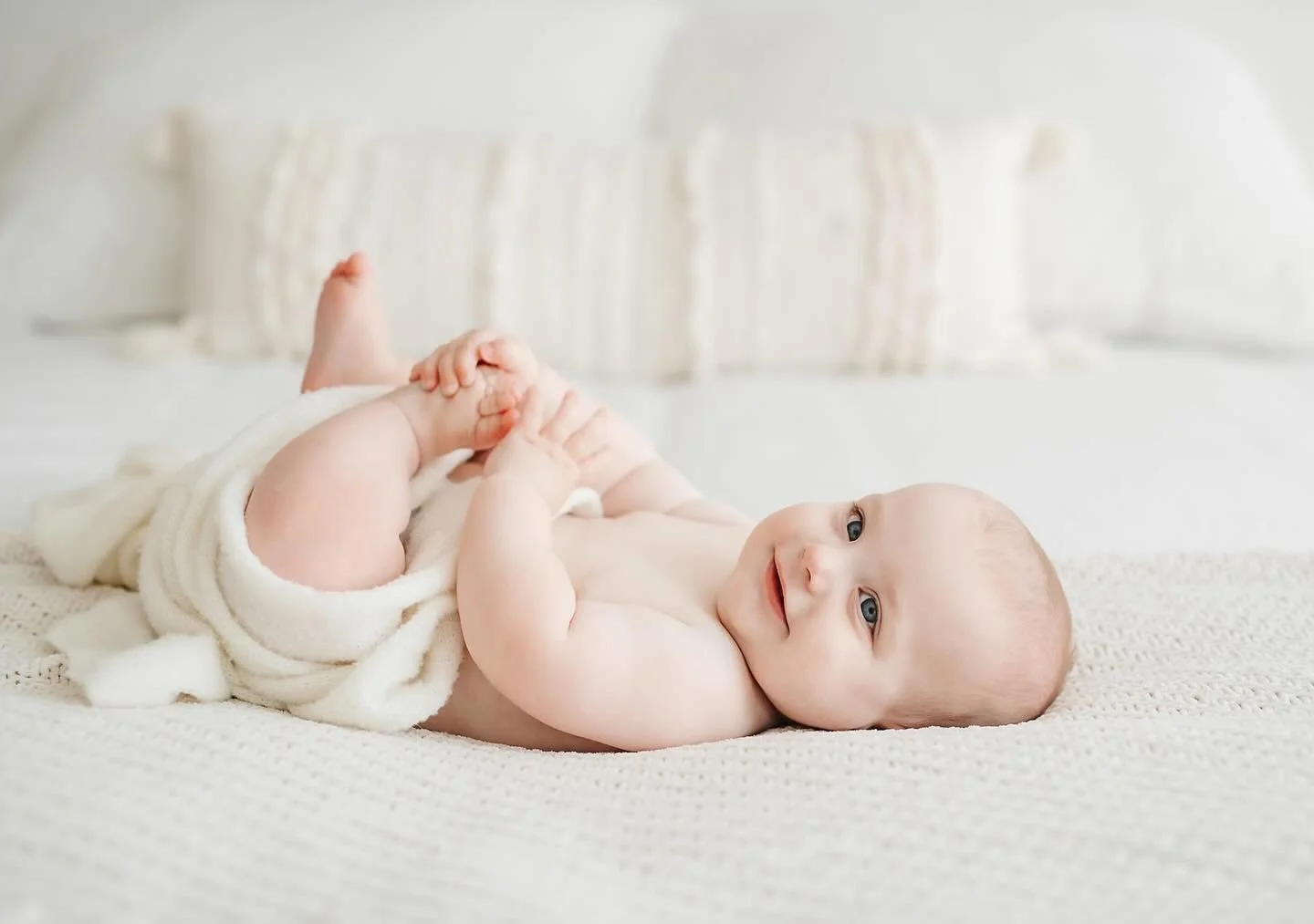Love these sweet and simple milestone shoots. Everyone thinks about the sleepy newborn shoots or the fun cake smash shoots but 6-9 months is so sweet and when you really start seeing their personality 🤍 Now booking December-June

#newborn #newbornph