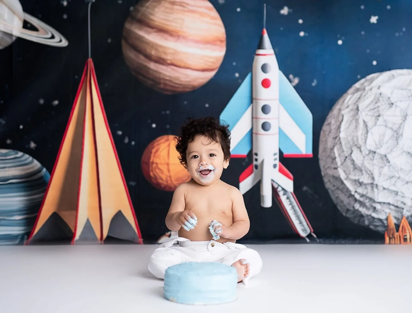 🤍 Now booking May-November 

#cakesmash #rhodeisland #cakesmashideas #cakesmashphotoshoot #rhodeislandnewbornphotographer