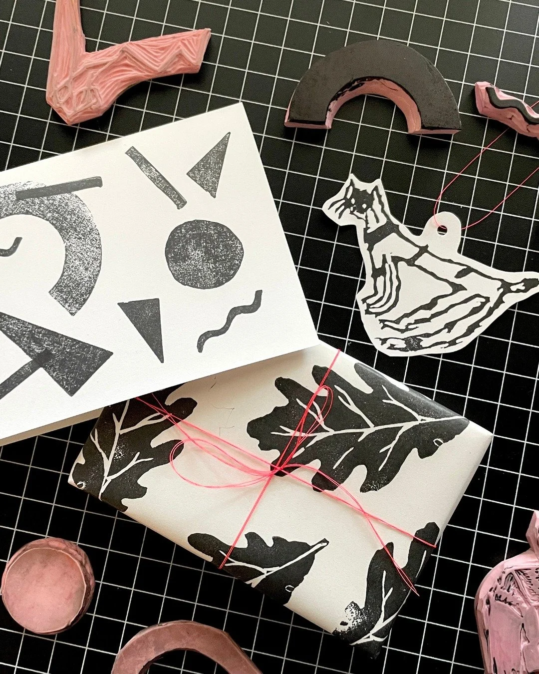 Join us for a fun, social evening to experiment with block printing! 

Participants will be introduced to the tools and techniques of block printing using an easy to carve material and guided through a demonstration of how to use these stamp blocks t