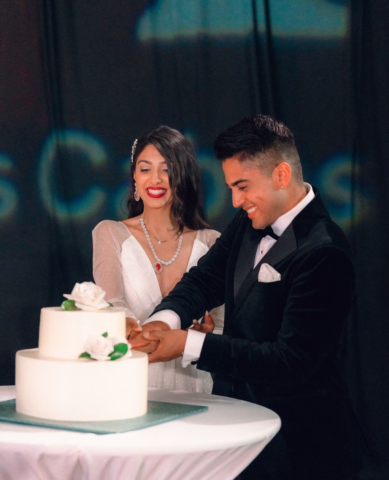 That feeling when it's cake time #beachyvows⁠
🇲🇽 @beachyvows / @shaadidestinations⁠ ⁠
📸 @meraki.weddings☝🏼⁠
🎥 @meraki.weddings⁠
💄 @stylingtrio⁠
🖋 @lemonsandmehndi⁠
💮 @emporioartefloral⁠
🎪 @zunigadecocancun⁠
🎧 @awaazentertainment⁠
⁠
Visit Be