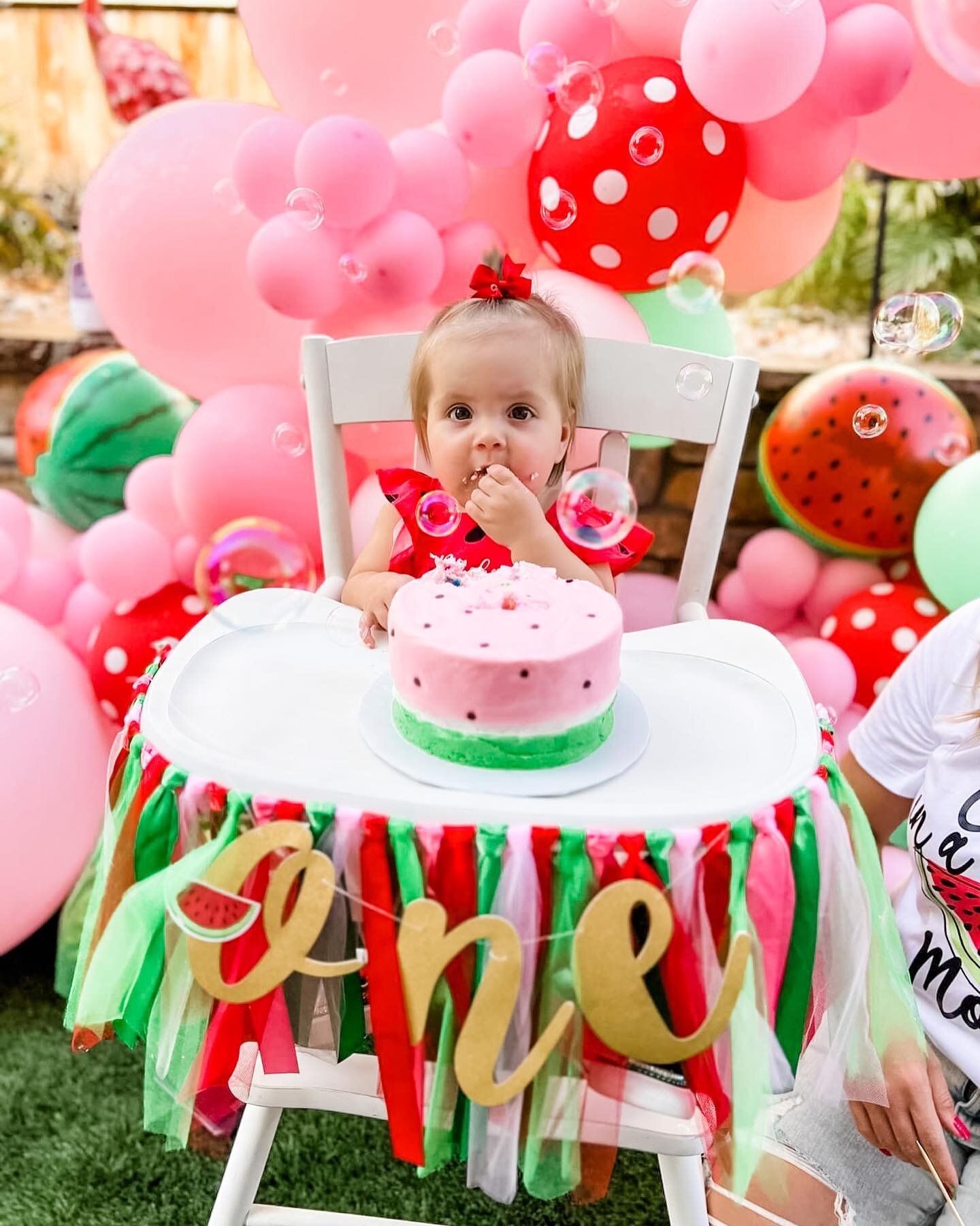 I interrupt your fall feed with this little ONE in a melon. 🍉 My all time favorite part of any fist birthday is the smash cake. Usually the fist time the little babe has tried something sweet, and some are into it, some could care less. 🤣 How did y