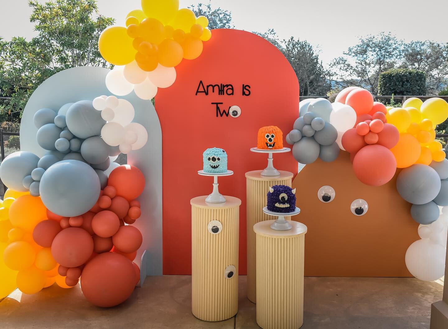 Details from Amira&rsquo;s Monster Mash 2nd Birthday. 🧡 Swipe to the end to see THE cutest little monsters that I ever did see! 🥳

Event Styling: @party.babe.events &amp; @petiteeventsco 
Balloons: @lushballoons 
Rentals: @petiteeventsco 
Cakes: @s