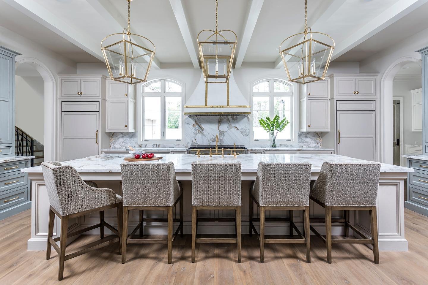 Willowend 🍃

#luxury #homes #custom #design #architecture #architectural #solutions #kitchendesign #kitchenisland #kitchen