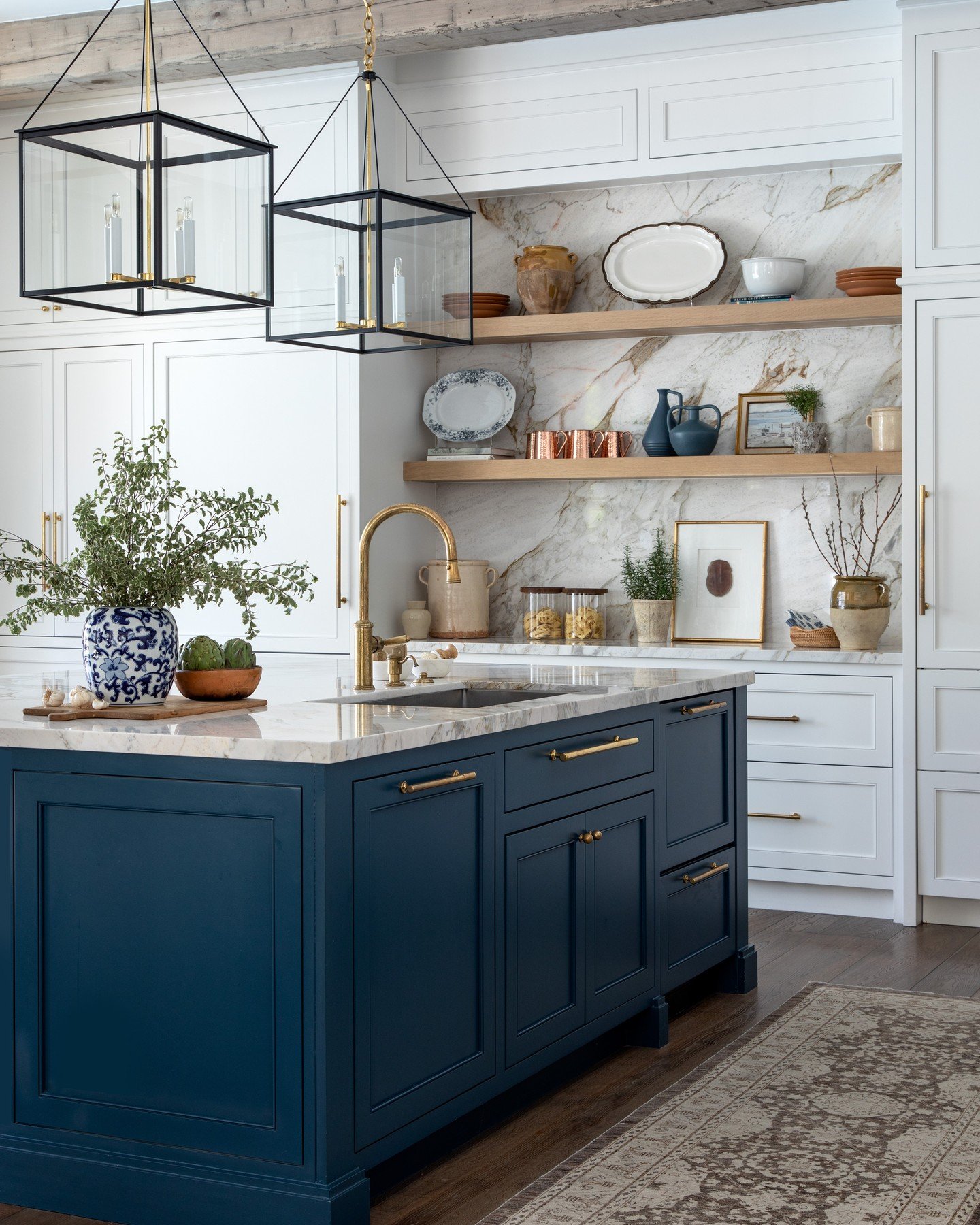 Shasta 🏡
Custom design kitchen, strong and stylish counters, amazing space unit for friends and family to gather. 🧑🏻&zwj;🍳

Builder: @goodchildbuilders 
Interior Designer: @eg_interiors 

#custom #design #luxury #interiordesign #built #architectu