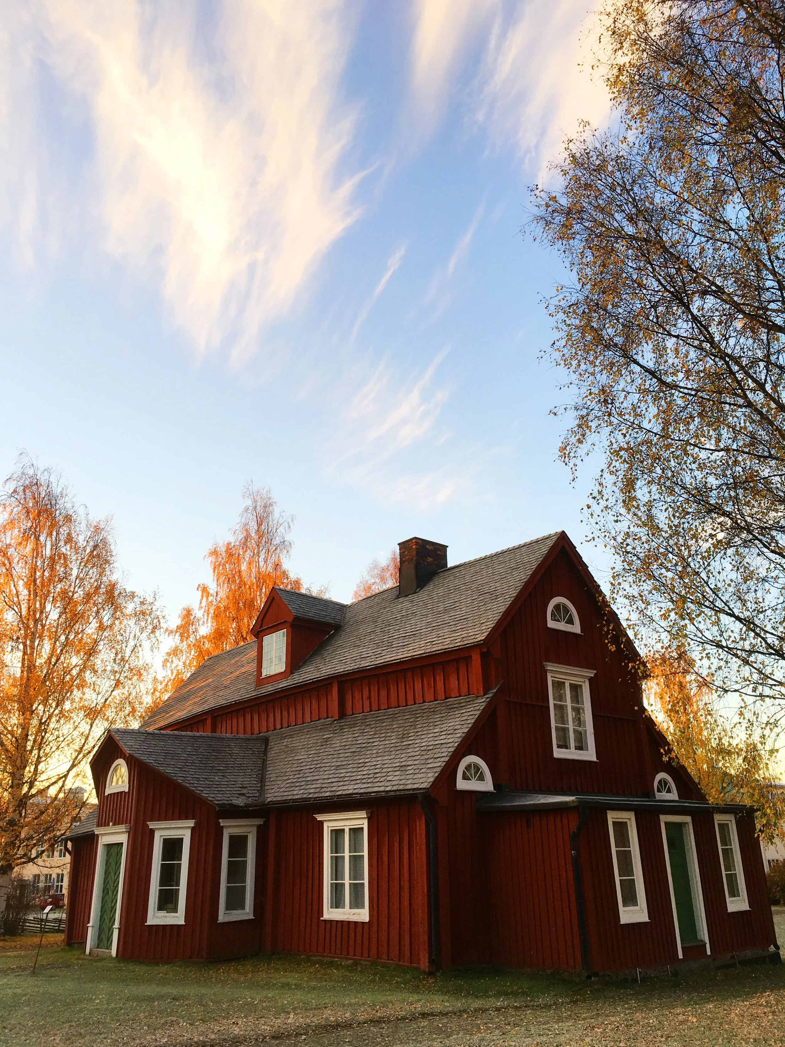  A poorly ventilated roof has low-quality insulation. The longer it wreaks havoc on the roof, the greater the risk of delamination.  