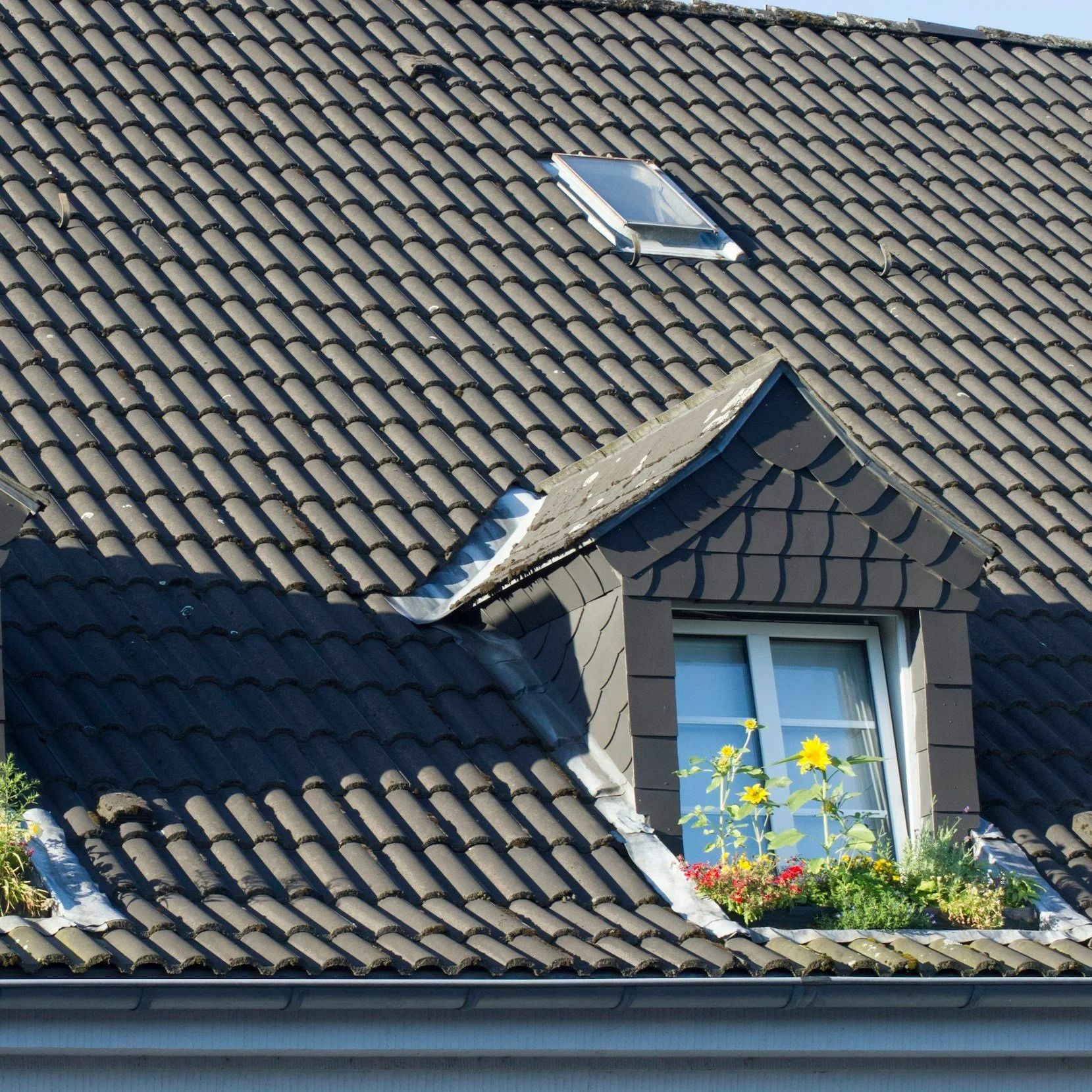  The extended service life of tile roofing offsets higher initial installation costs through reduced replacement frequency. 