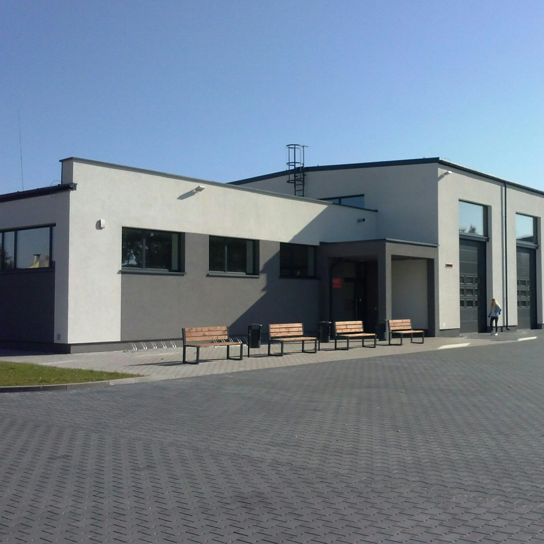  Commercial flat roofs provide cost-effective, energy-efficient solutions for businesses, but their longevity depends on multiple factors. 