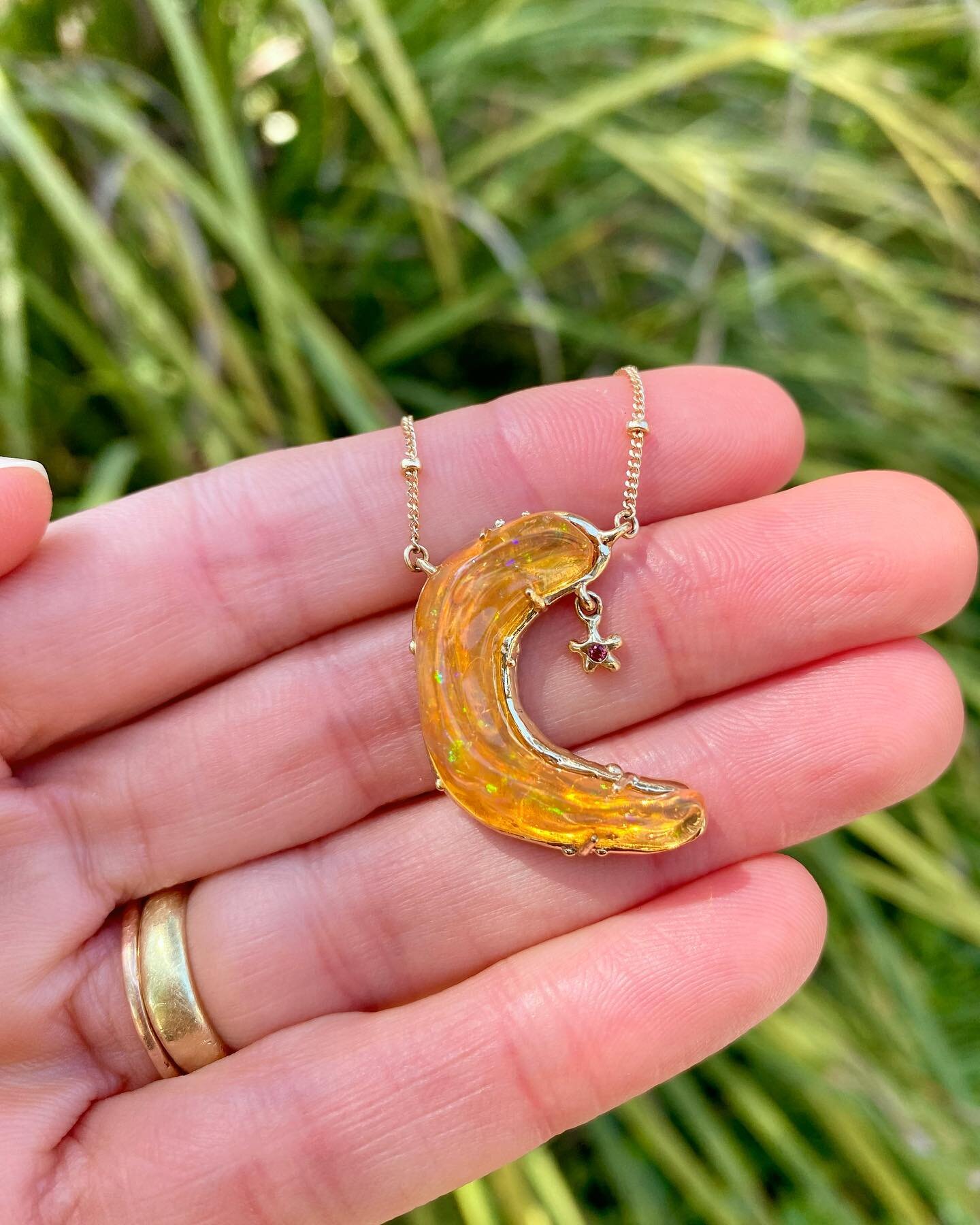 The Golden Hour Tidal Moon is accented with a bright red ruby dangling star to set off the dazzling crescent moon shaped Mexican fire opal 🔥🌙 Major sunset vibes!! 

Swipe right for the perfect orange poppy pairing and the detailed reverse side. I h