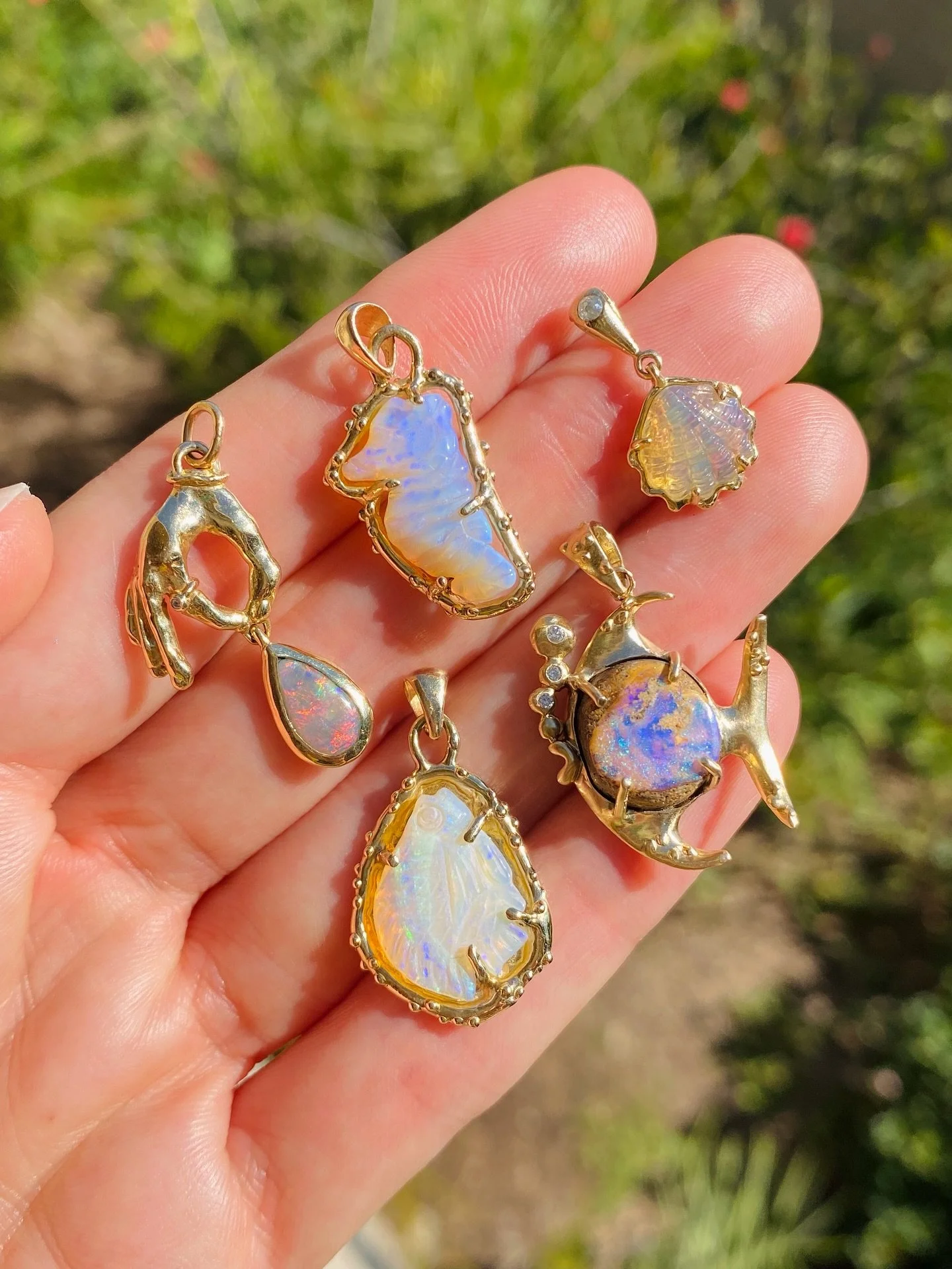 October is for ethereal opals 🪄🌈✨🐠

One of the jewelry conversations I have with most collectors is about the love of the hunt. Searching for the pieces that *add* to their themes and feel like a missing piece of their puzzle. The ones that speak 