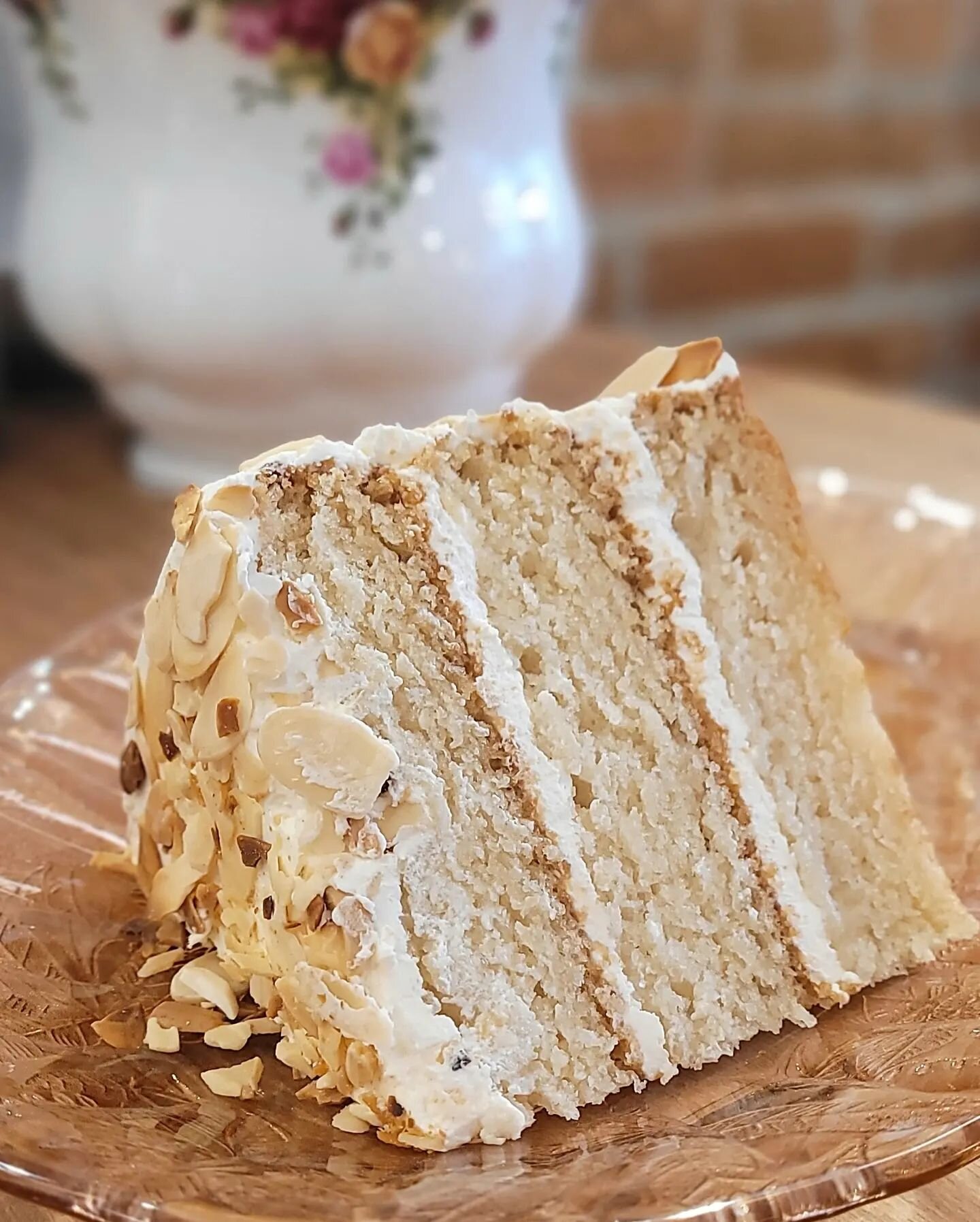 Notre g&acirc;teau aux amandes est terriblement moelleux et plein de saveur, pas pour rien qu'il est l'un de nos plus populaires! ⭐️
.
.
.
#almondcake #veganbakery #vegane #veganmtl #vegetalien #montreal #oldportmtl #vieuxmontreal #coffeeshop #dairyf