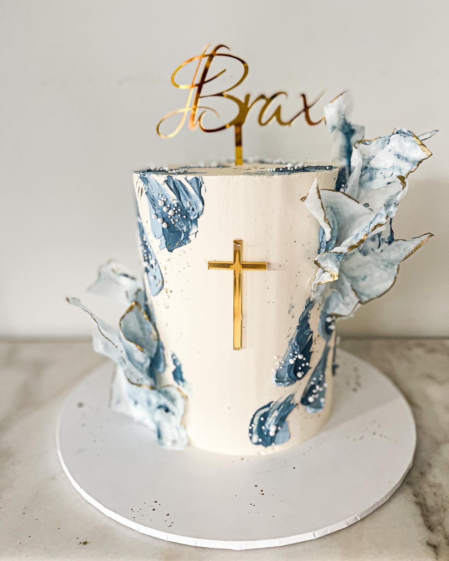 One of the beauty&rsquo;s from the weekend ✨ 
Rich chocolate mud filled with Salted caramel and chocolate ganache and finished with silky vanilla bean Swiss meringue buttercream. How romantic are the wafer paper sails? 

#communioncake #waferpapersai