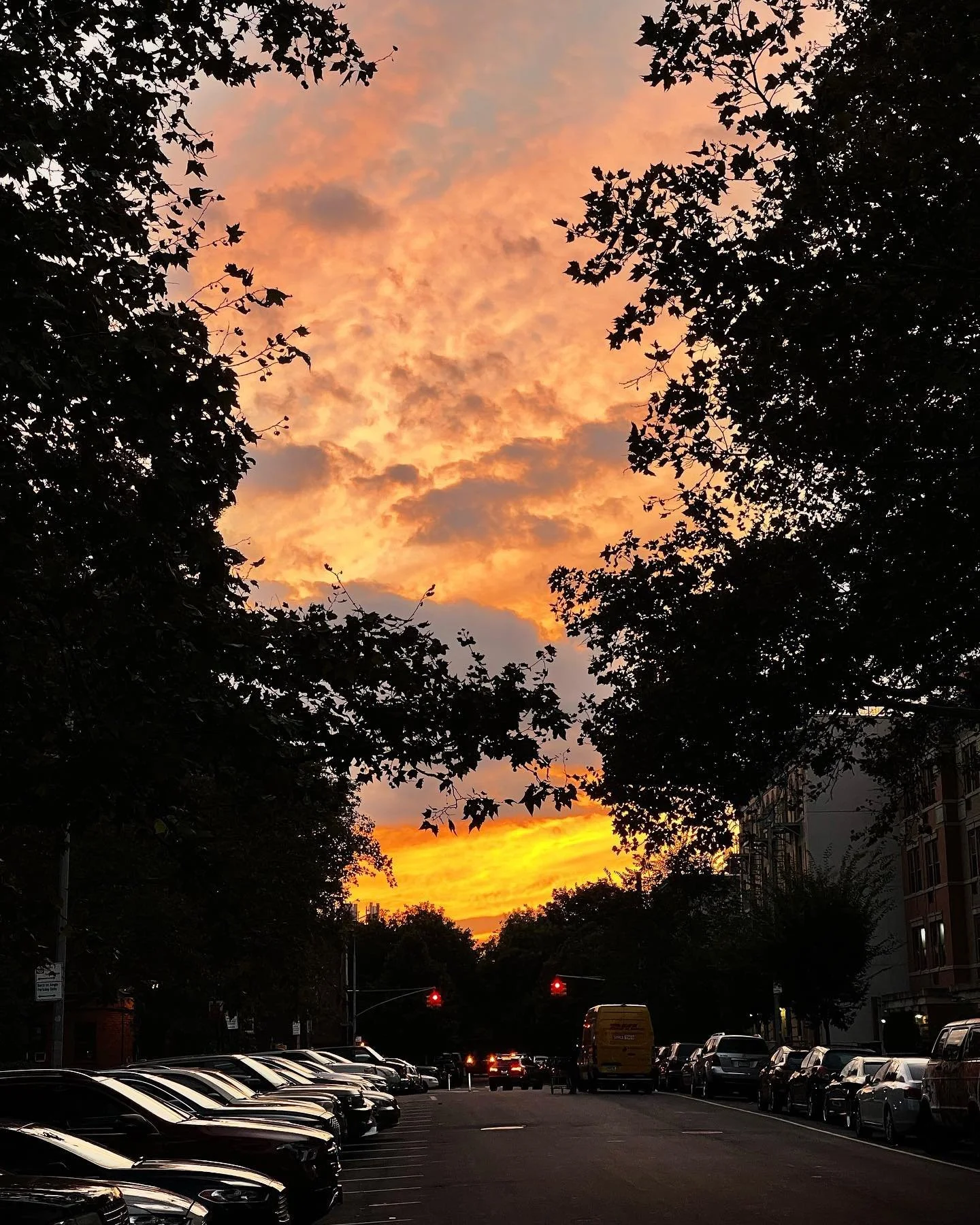 🚶🏿&zwj;♂️💭