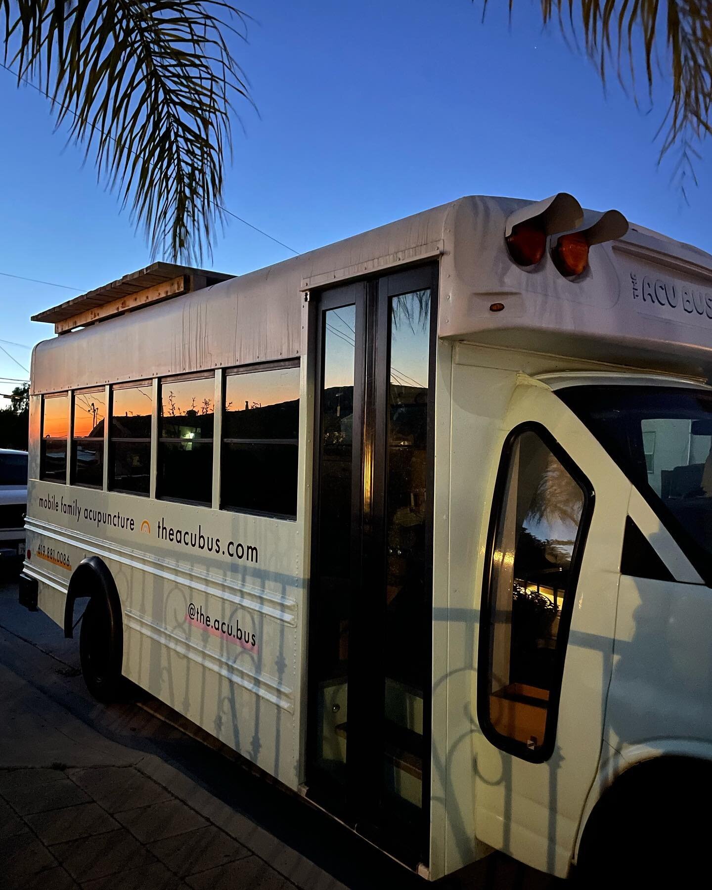 Little Busby and the sunset 🚌 🌅🌴 

#skoolie #nofilter #acupuncture #mobilefamilyacupuncture #sandiego #socalnights #busbuild