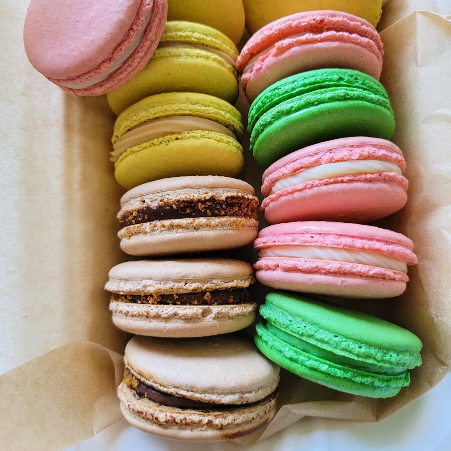 Dad's day treat boxes are available for preorder! 🥸 Pickup this Saturday 6/19 between 11am-1pm! The box includes two macarons: banana milk &amp; mango lime. Available for preorder until Thursday 6/19 or sold out! Link in bio~

Flavors shown are: smo