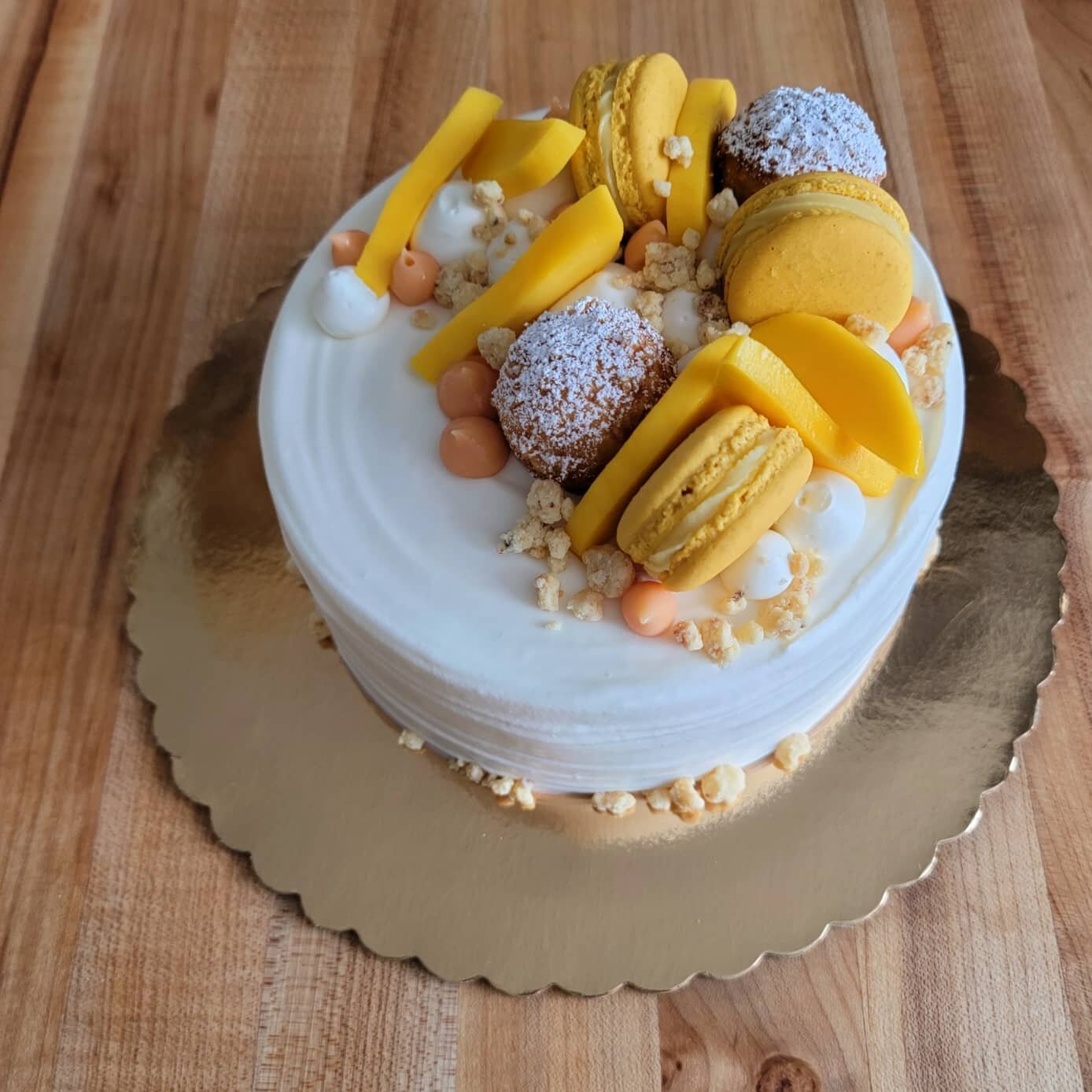 Happy dad's day to all the dads out there, past, present, and expecting! 🥰

We got a roll cake box special for next Saturday 6/26! 😁 it's available up on our website!

🎂: coconut sponge, guava lemonade cream center, topped with vanilla puffs, pass