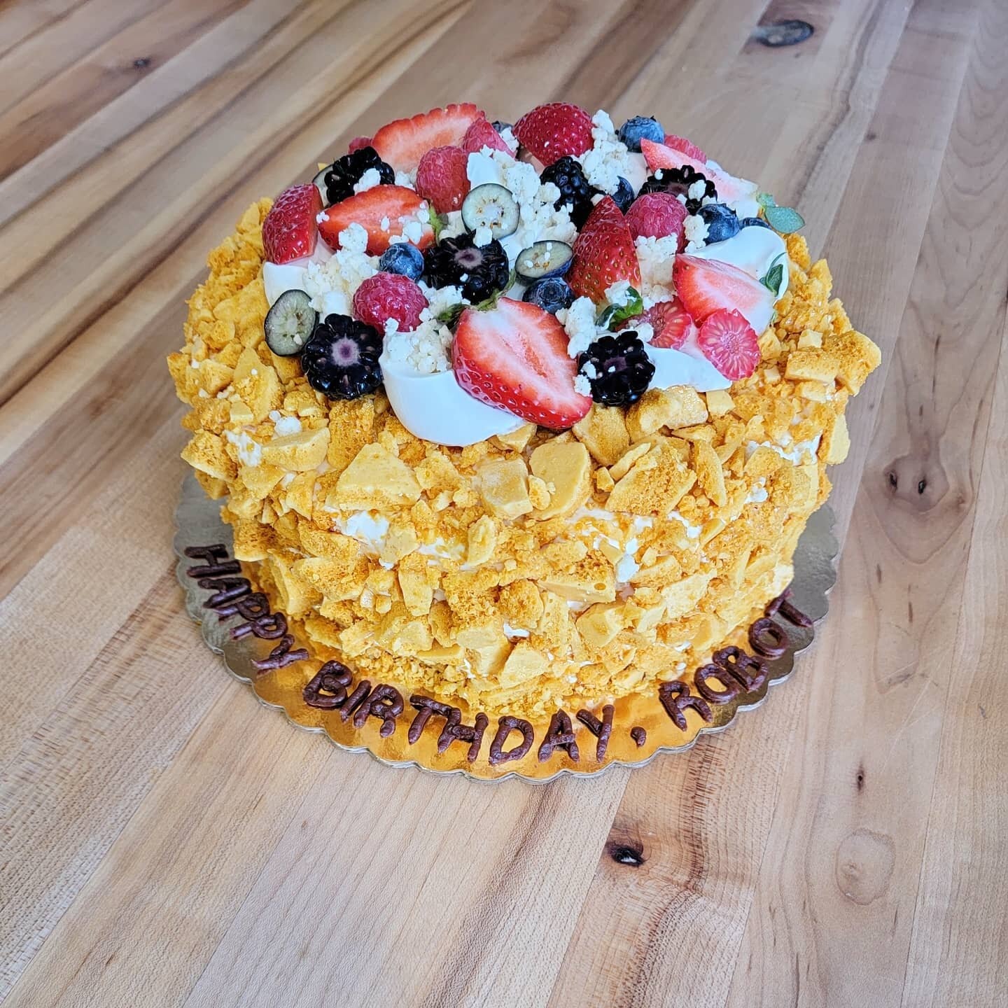 See everyone who ordered our roll cake special tomorrow! We'll be taking a break 4th of July weekend. So our regular pastry pick up will be back the following week~

📸 : A take on Blum's coffee crunch cake.. Without the coffee, honey instead! With m