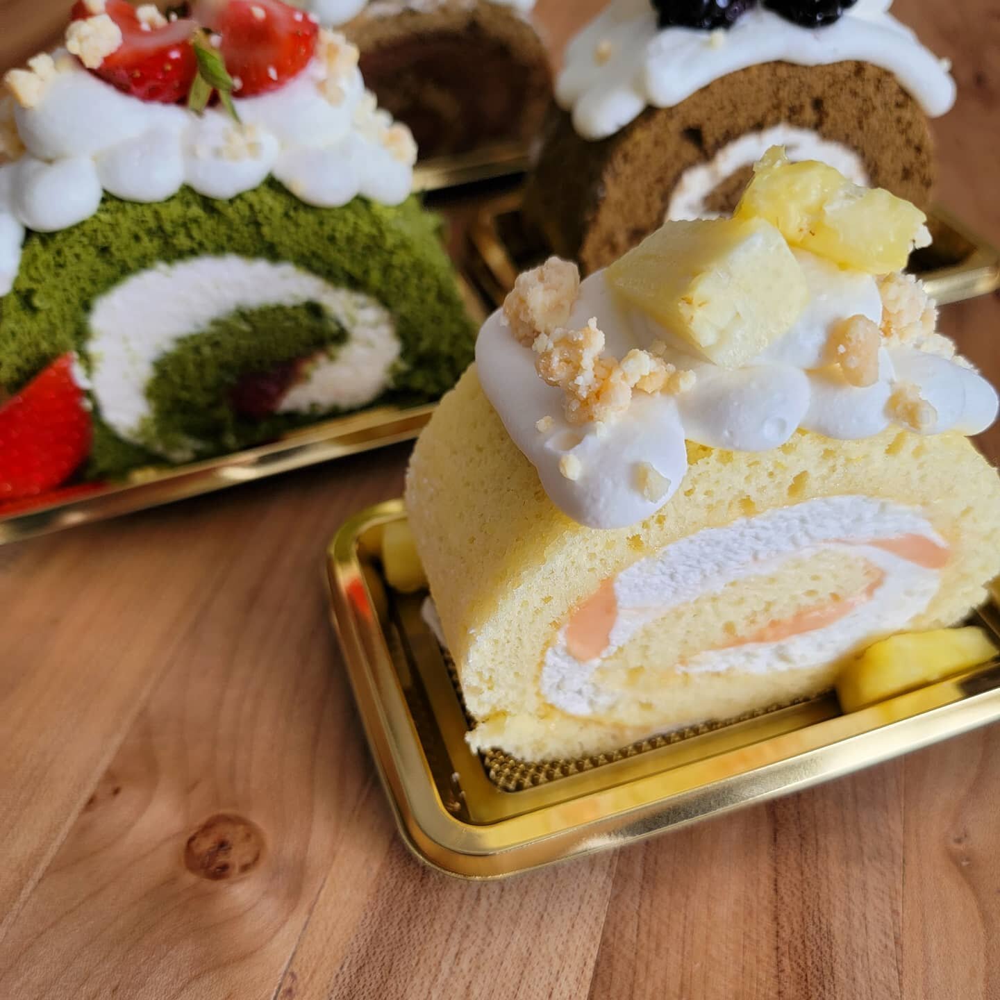 It's officially summer!! 🌞 We're ending this month's pickup with a roll cake special. 3 slices for $24. Each roll cake slice is a nice portion for one, can be shared between two. The box is great to share between 4-6 person.. Or just you 😋 my favor