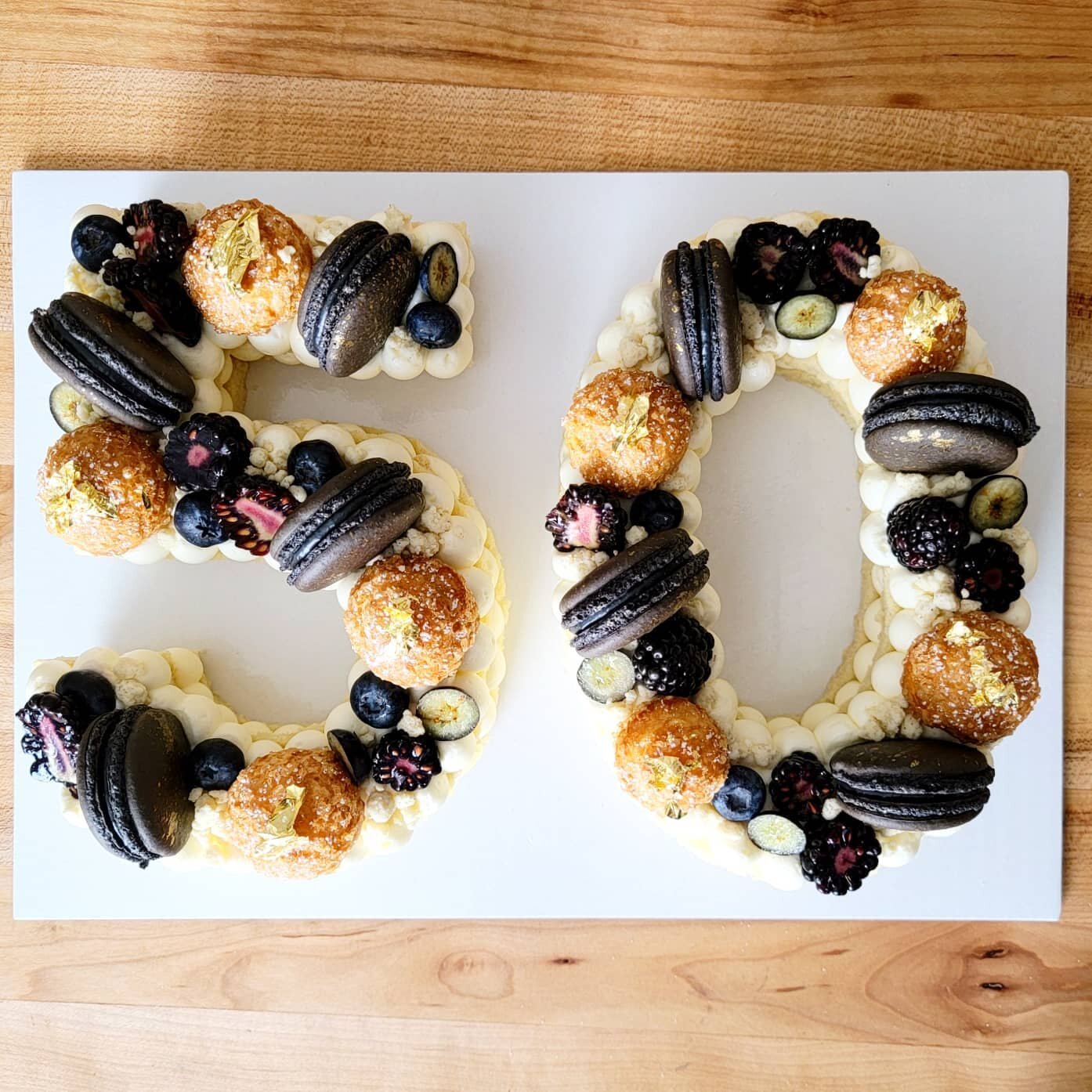 Preorders for this Saturday's pastry pick up are open until EOD Thursday. Next week, we'll be doing our pick up on Friday~ 😜

5️⃣0️⃣: vanilla sponge, yuzu cream, black-black sesame macarons, blackberries &amp; blueberries, vanilla puffs, gold accent