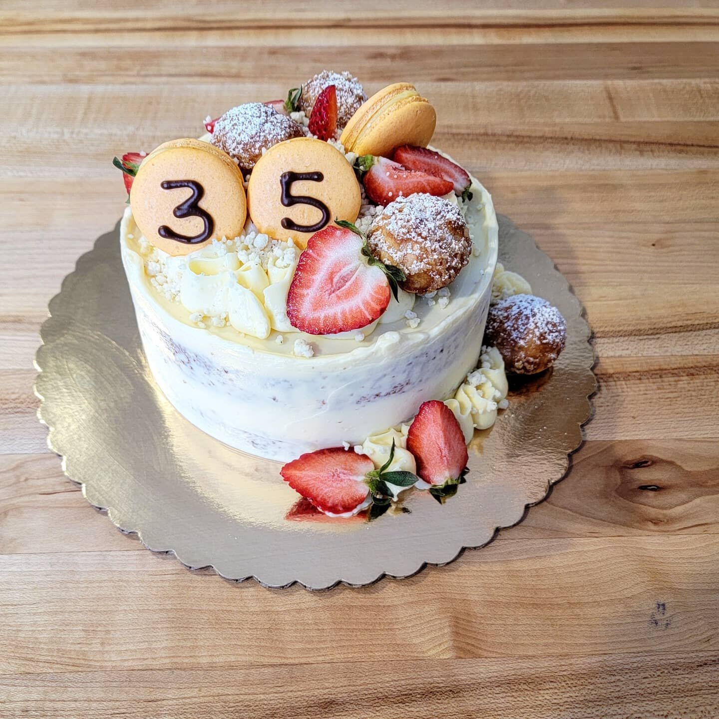 This week's pastry pick up is happening on a FRIDAY! Get your preorders in, limited amounts of pastries and cold brew coffee will be available at the door~ ✌️have a happy Sunday yalls! 

🎂 : vanilla cake, passion fruit buttercream, strawberries, van