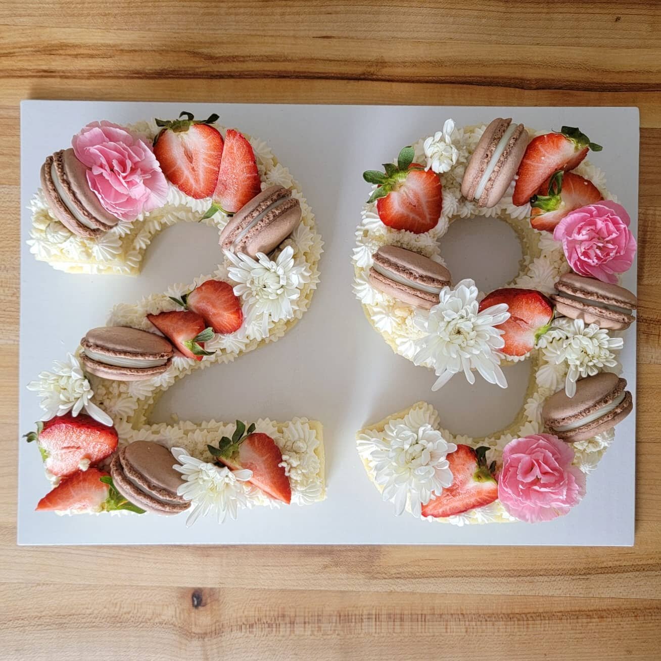 Let us celebrate with cake! 🎉😋 Click the link in our bio and submit a form through special request to inquire! Pastry pick this FRIDAY, preorders are open 😊

2️⃣9️⃣: vanilla cake, almond cream, flowers, strawberries, chocolate almond macarons for 