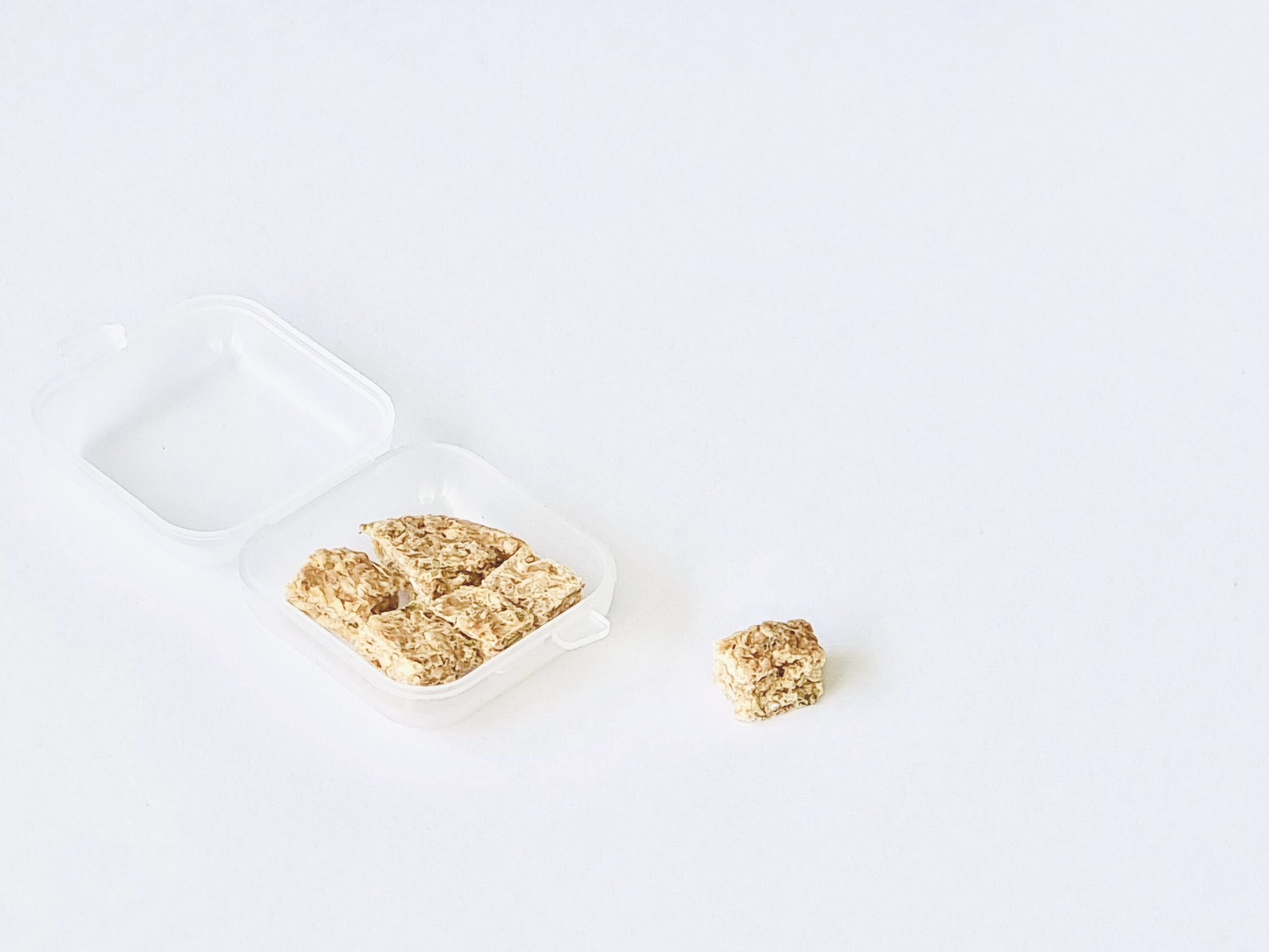 Kuro Snacks Bokkusu Tsuna Open.jpg