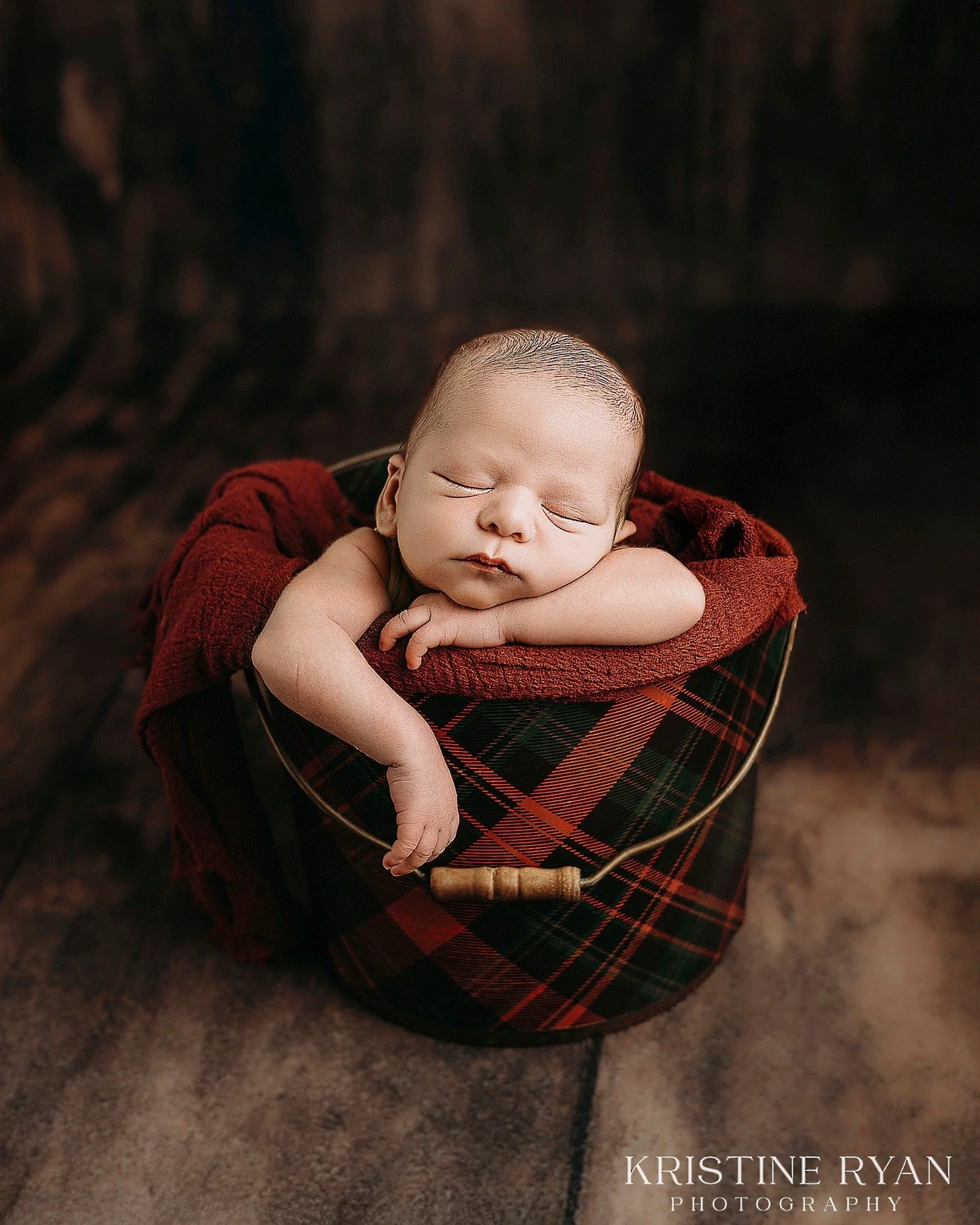 If you are expecting this holiday season, it's not too late to book your session. 🎄