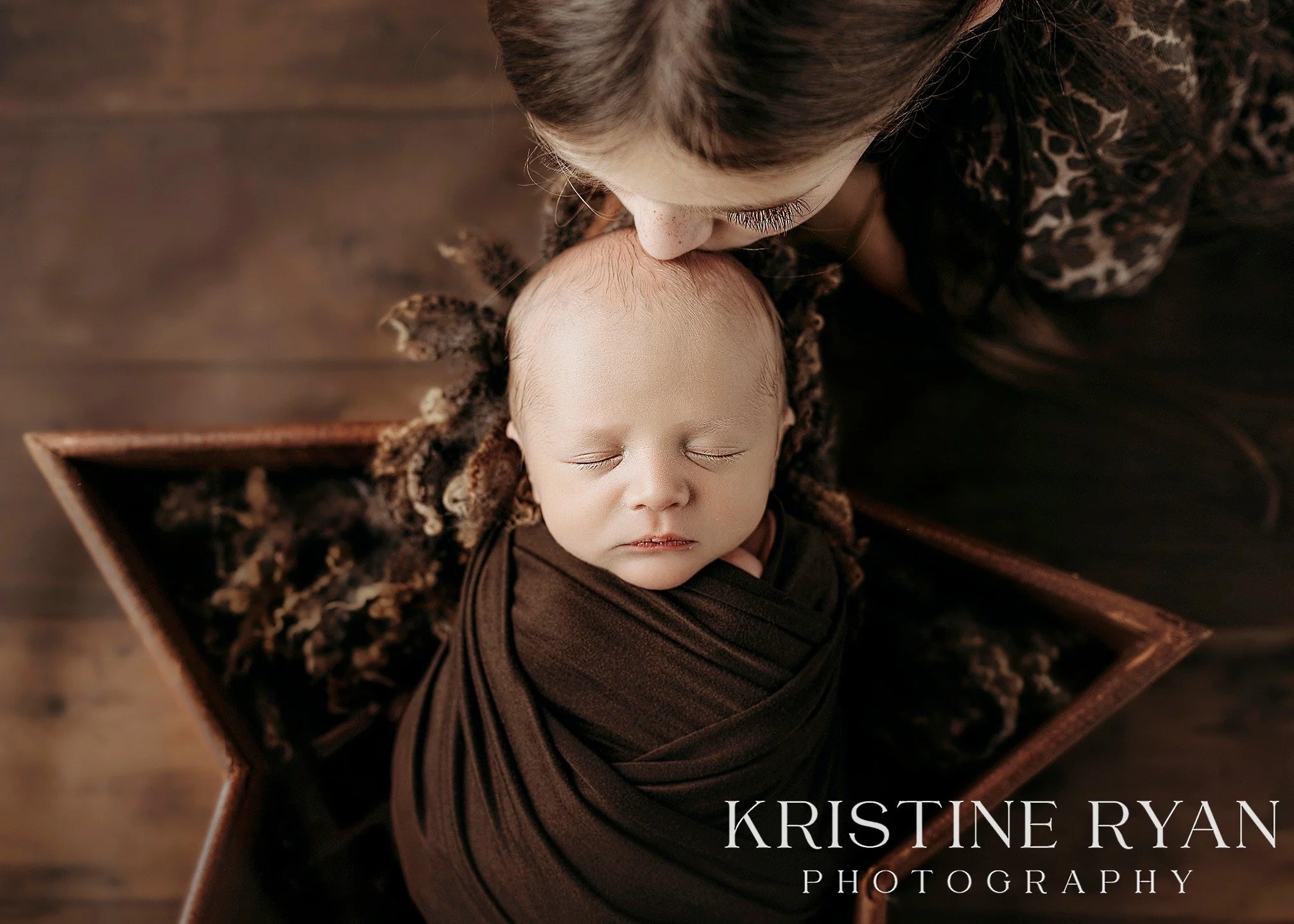 These early sibling moments are some of the ones families treasure most. Winter newborn sessions are now booking. ❤️