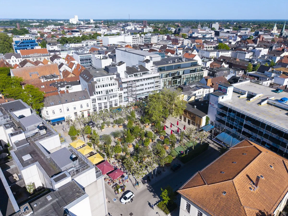 Projektdokumentation eines neu gestalteten Platzes in Oldenburg aus der Luft.