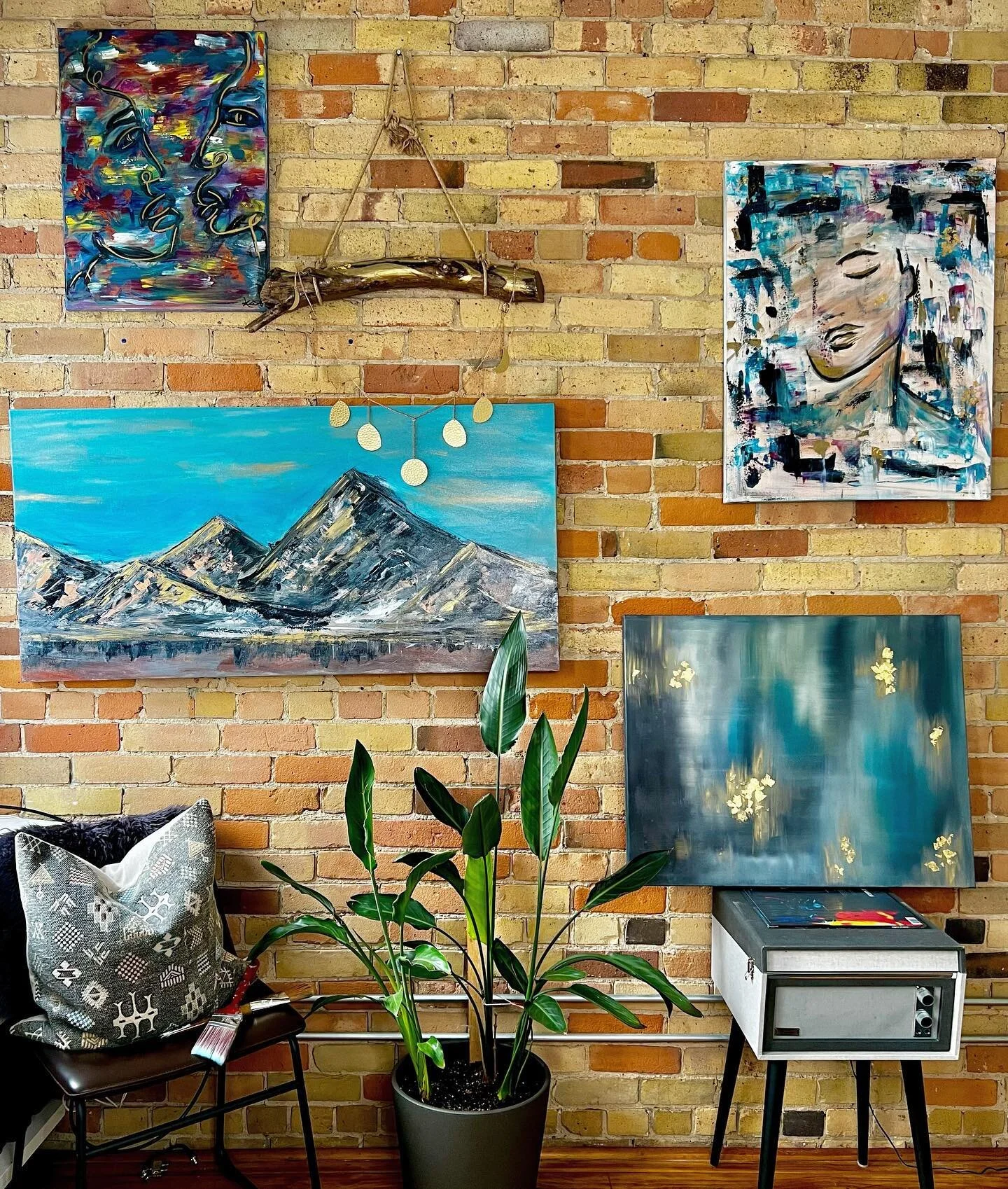 .
📏📐measurements 📐📏
.
.
It&rsquo;s tough figuring out the perfect size of canvas for your walls. Here are a few tips that may help when deciding on a piece.
.
.
📏 Generally canvases are sized in inches. If you have a measuring tape at home be su