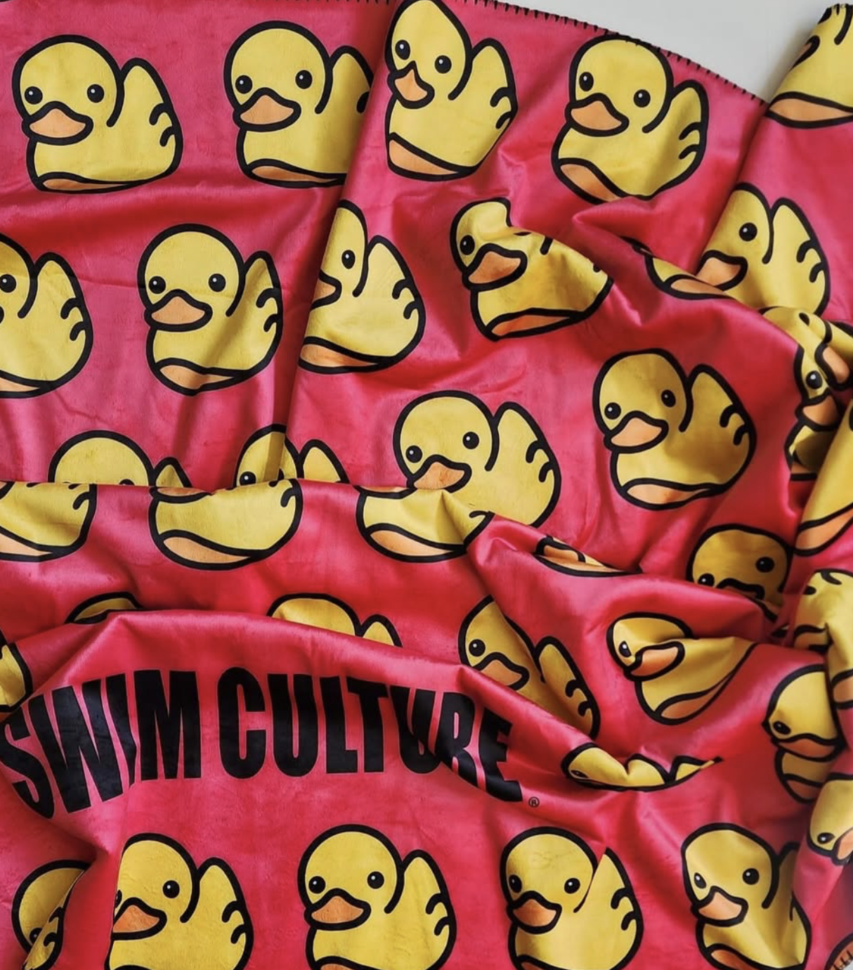 EPIC DUCKIE HOT PINK - BLACK FLUFFY BLANKET
