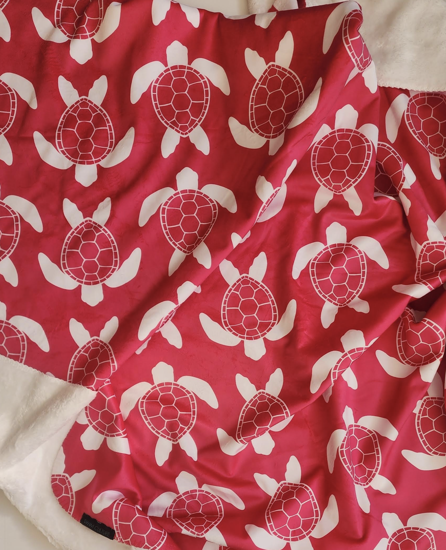SEA TURTLE ELECTRIC PINK - WHITE FLUFFY BLANKET