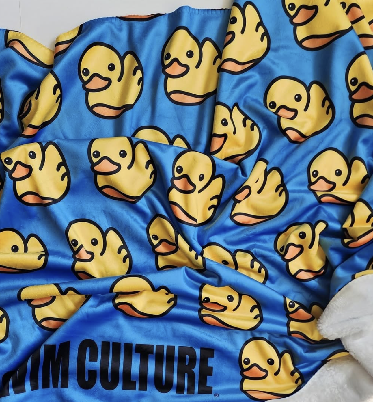 DUCKIE TRUE BLUE - BLACK FLUFFY BLANKET