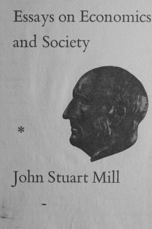 Buchcover mit dem Titel 'Essays on Economics and Society' von John Stuart Mill, einschließlich eines schwarzen Portraits von John Stuart Mill.
