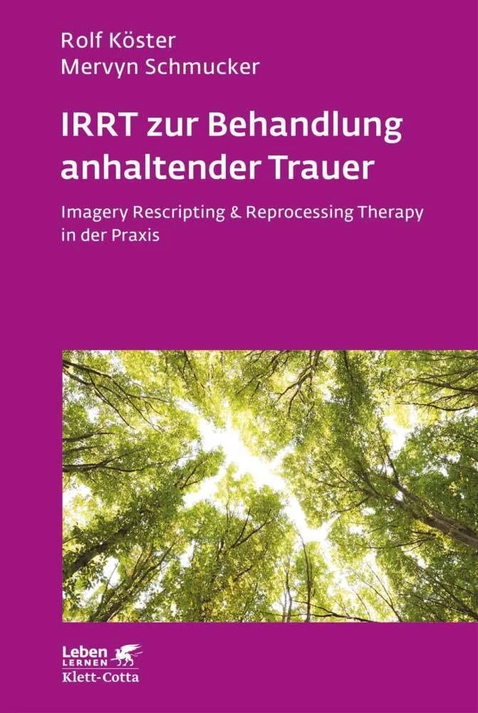 Buchcover mit lila Hintergrund, Titel 'IRRT zur Behandlung anhaltender Trauer', Autoren Rolf Köster und Mervyn Schmucker, inklusive Bild von Baumkronen mit grünem Blattwerk, Sonne im Himmel, und Logos von Leben Lernen Klett-Cotta.