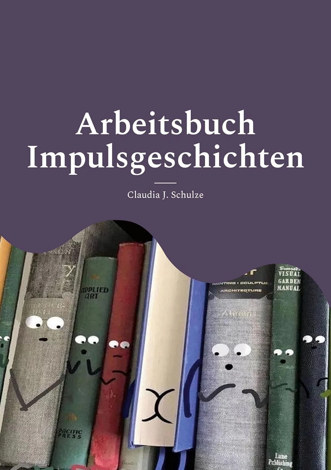 Der Buchtitel zeigt das Buch "Arbeitsbuch Impuls stories" von Claudia J. Schulze, mit einer Buchseite, die an einem Regal voller Bücher mit Cartoon-augäpfischen Gesichtern und Armen befestigt ist.