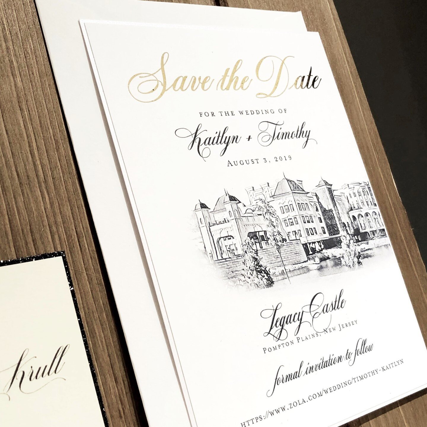 Gorg venue? Let's feature it on your stationery! There are so many ways to incorporate a venue image into an invitation or save the date. We can turn your venue into an emblem, watercolor, or a pencil drawing, like this one we did of @thelegacycastle